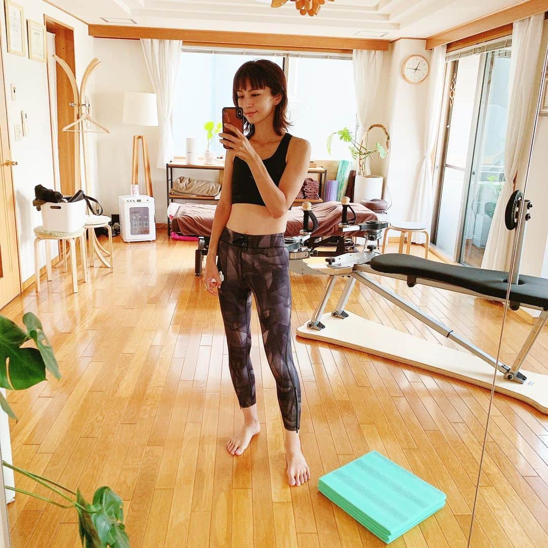安田美沙子さんのインスタグラム写真 - (安田美沙子Instagram)「おはよう🌈 この前のメンテナンス✨ 2週間空いてしまった後のジャイロトニックは、それはまぁ気持ちよかった。。。  凝り固まった肩周りをぐるんぐるん緩めて。。。  体の中心を使うことを意識してリセット。  日々の生活で固くなったとこ、ずれたとこ、日々体は頑張ってくれている。  また今日から1週間⭐️ 楽しむぞー☺️✨  もうすぐ出させてもらうフリマに向けて、洋服の選別をしなくては👚  #ジャイロトニック　#メンテナンス　#体　#インナーマッスル  #gym #workout #start」10月4日 10時16分 - yasuda_misako