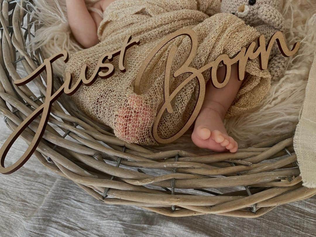 堀舞紀のインスタグラム：「🦶🏾 #justborn 🤎 . . . . 撮影の裏側は😂 cannyO. が頼んでないのに 色々動かしてきて😱 . ちょっとーーーー！ って 何回も怒っちゃった😩💦 . . お手伝いしたがりやさん、、 ごめんね… . . 時間内に色々こなそうと すると ツイツイ💦 . . 怒られたり 相手にされなくて 不貞腐れてたけど😑 . . 今度のお休みに 償いをシヨウ、、、 . . #アシスタントさん #cannyO #イクラlife #ニューボーンフォト #ニューボーンフォトセルフ  #newbornphoto  #新生児　#出産 #記念撮影 #自宅撮影 @lucesorriso_18」