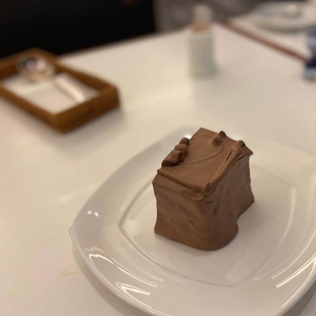 ともさかりえさんのインスタグラム写真 - (ともさかりえInstagram)「⁡ ⁡ トップスのチョコレートケーキの角 この部分が大好物なのであります🤎 渋谷西武のトップスでカレーを食べて デザートにチョコレートケーキ ノスタルジーな気分に浸る週末 ⁡ 「007／ノー・タイム・トゥ・ダイ」 いやぁ、わたしは大号泣だった ダニエル・クレイグの尊さよ 嗚呼、さよならなんて言わないで！」10月4日 10時45分 - rie_tomosaka_official