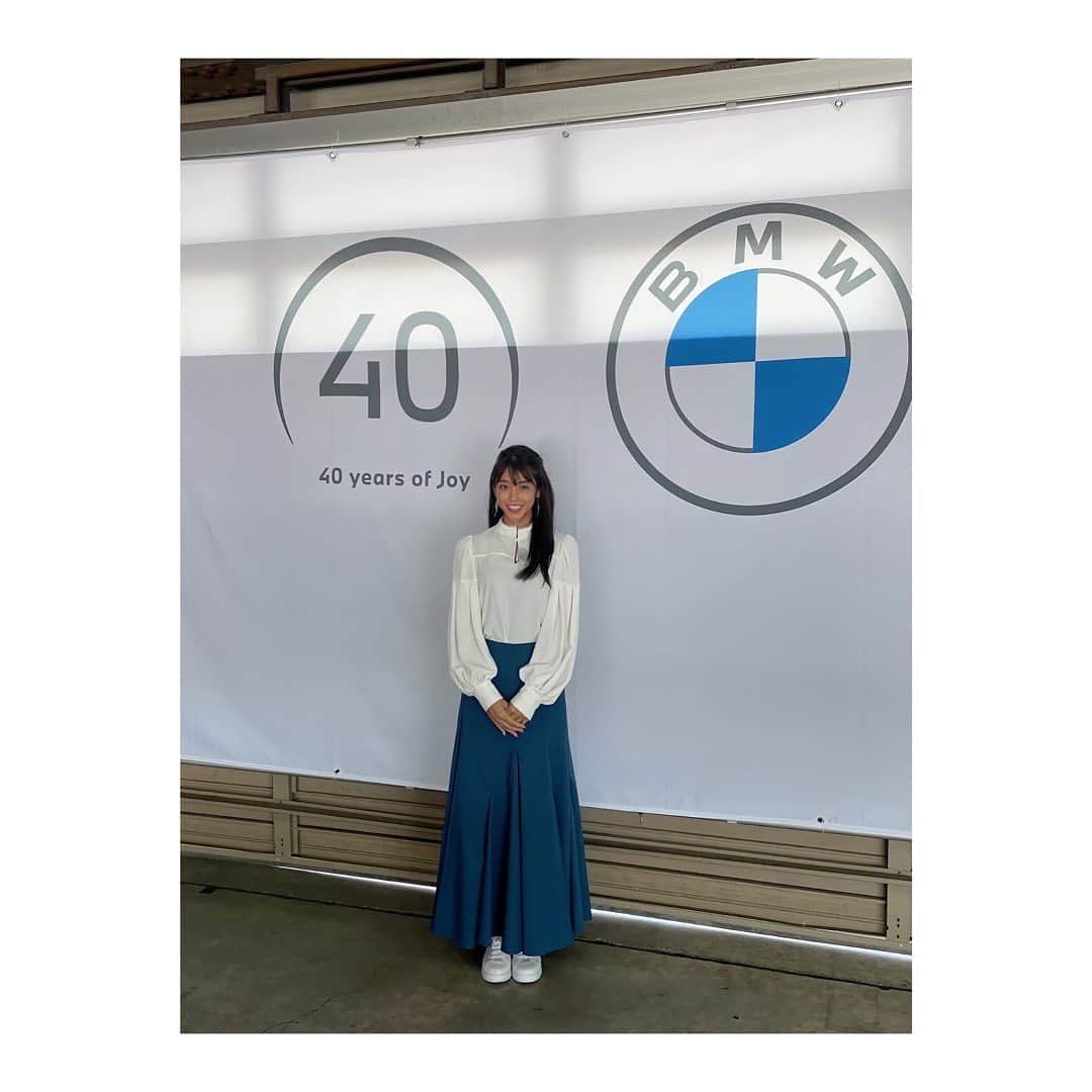 岡副麻希さんのインスタグラム写真 - (岡副麻希Instagram)「. 【BMW Japan 40周年イベント】 10月22日（金）19時〜21時 （BMW Japan 40周年記念イベント特設サイトにて） ⁡ Stage areaをサッシャさんと進行させていただいます。 当日は豪華ゲストの出演だけではなく、様々なコンテンツが用意されております🌍✨ ⁡ どなたでも参加可能な夢のあるコンテンツもありますので 随時お知らせしていきますのでおたのしみに＾＾💙🤍 こちら↑もちろん私も制作します🙈🙊💭 ⁡ ⁡ ⁡ 写真は事前ロケでのものです＾＾ こちらもイベント当日流れます！ （２枚目の納車しました感🥺🥺🥺笑） ⁡ ＊当日限定の配信イベントとなります！ ⁡ ⁡ #BMWJapan40周年イベント #BMWARENA #BMWJapan ⁡#BMW」10月4日 10時55分 - maki_okazoe_official