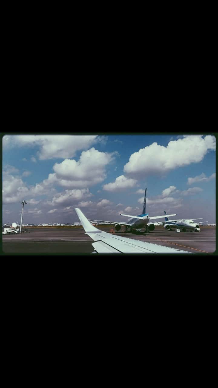 安藤美姫のインスタグラム：「💙✈️Sky view✈️💙  お仕事で久しぶりに飛行機に乗ったので景色のお裾分け😌☺️✈️💙  #飛行機 #富士山 #空 #mtfuji  #sky #bluesky  #安藤美姫  #mikiando」