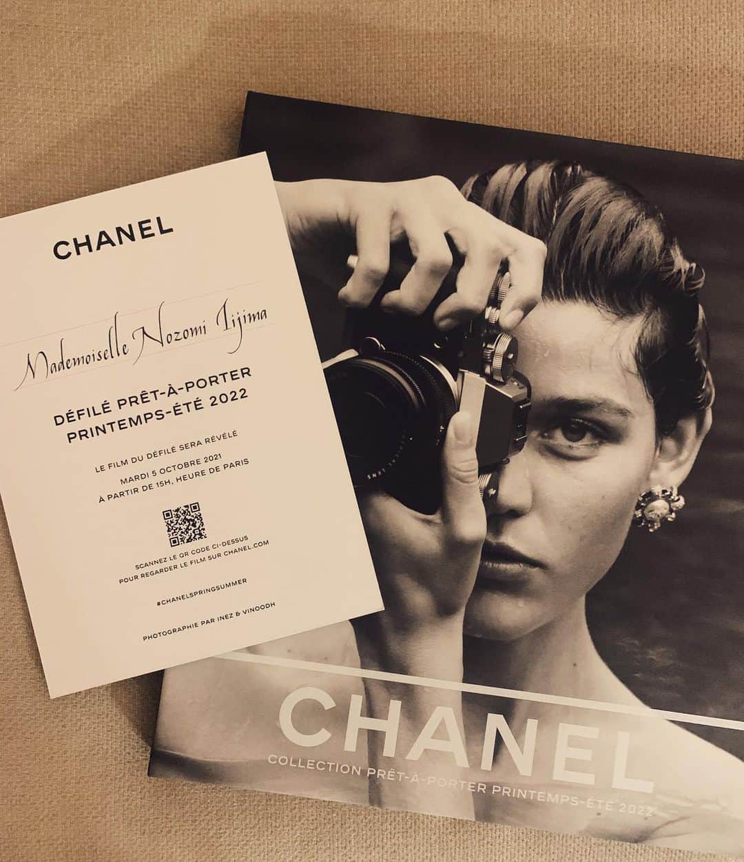 飯島望未のインスタグラム：「@chanel Spring Summer 2022 Ready-to-wear show tomorrow 10pm in Japan time.  Photo @inezandvinoodh  Model @viviennerohner   明日の日本時間22時から CHANEL初夏のショーがあります。今回の招待状にはフォトグラファーの @inezandvinoodh がモデルのヴィヴィアンローナー @viviennerohner を撮影したポートレートが😻  またいつかパリでショーが観れますように😌 #ChanelSpringSummer」