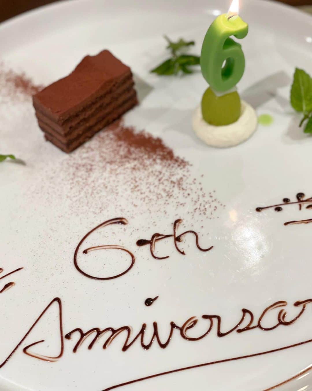 山口もえのインスタグラム：「・  結婚6周年を迎えました。 この６年間を振り返ると色々あったなぁ…笑 良いことばかりではなく つらいことも大変なことも ほんと色々ありました。 白髪なんてめっちゃ増えたし💦😂笑 それでもこうして家族皆で お祝いできて幸せだなぁって思います。 これからも家族の合言葉 「家族は協力！」を忘れずに 過ごしてゆきたいと思います💕 ７年目もよろしくね♡  #結婚記念日#家族でごはん #良いこともいやなことも思い出 #合言葉は#家族は協力 #白髪めっちゃ増えた😱#笑」