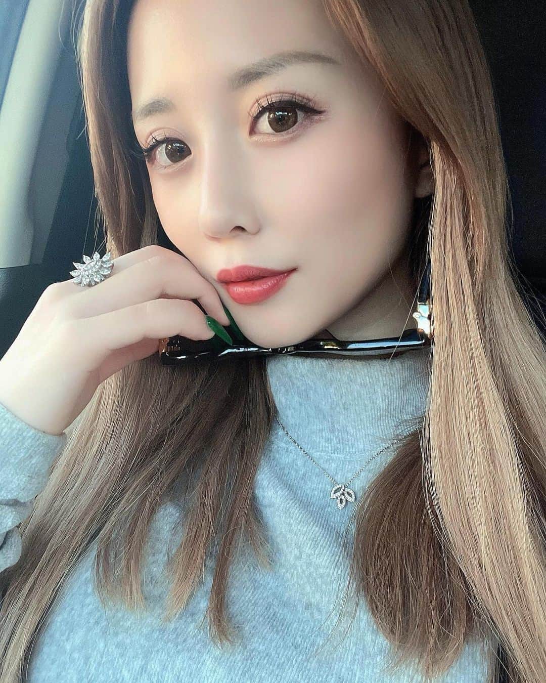 三村亜美のインスタグラム：「・ #selfie  ずっと質問がきてたリップアートは @dazzy_clinic でしたよ💄 すっぴんでも口の色があるだけで、 だいぶ盛れちゃう！メイクも時短！最高！ ・ ・ 2枚目にbeforeafter載せたから見てね❤︎ 親切で施術もすごく丁寧でした！ 担当してくれてのは遠藤さん✨ @dazzyclinic_endo  @dazzy_clinic  @dazzyclinic_sapporo  @dazzyclinic_fukuoka  #selfie #dazzyclinic#デイジーグリニック#デジクリ#アートメイク#アートメイク眉#アートメイクリップ#時短メイク#美容クリニック」