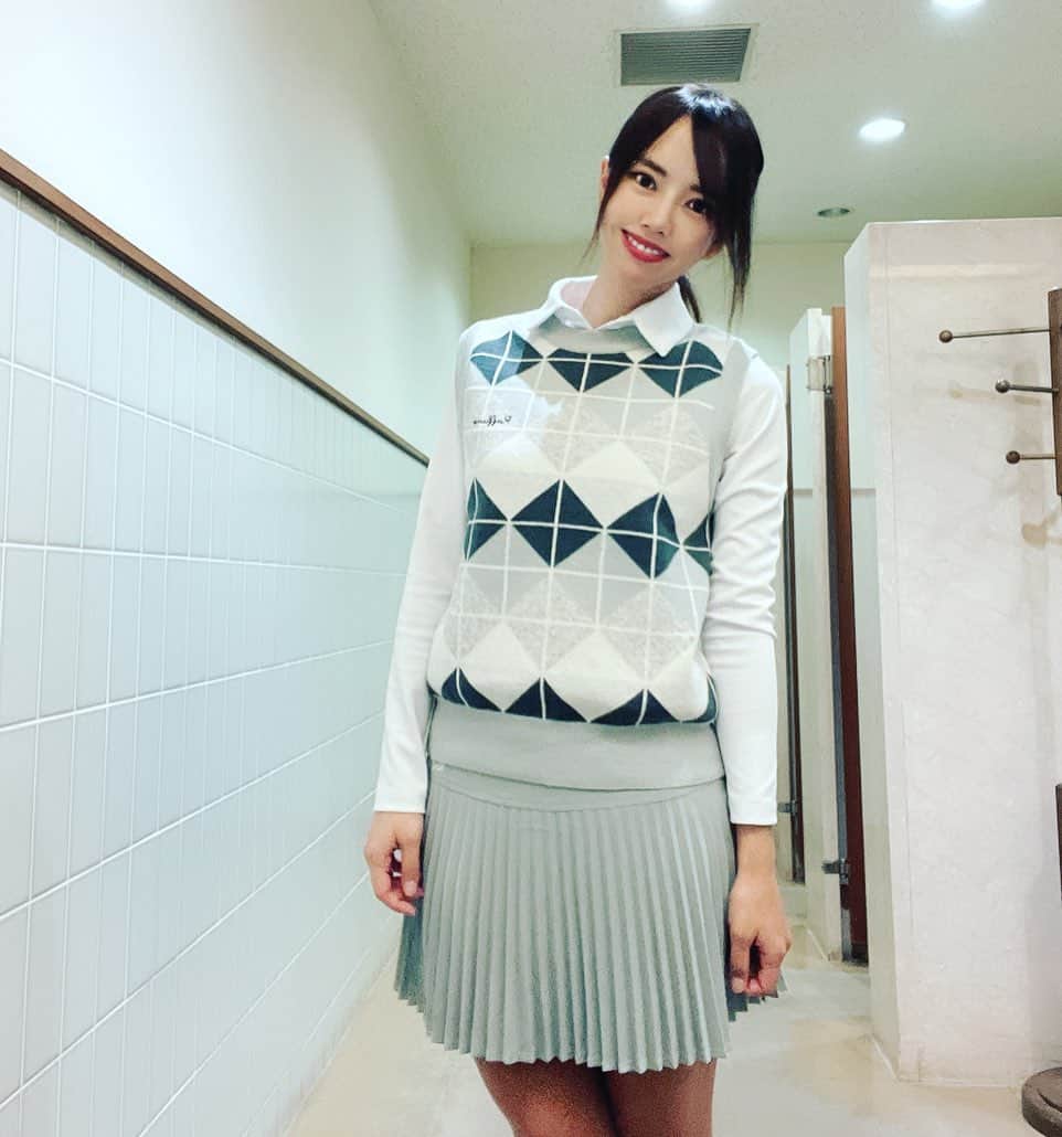 hina2221のインスタグラム：「映えって難しい🥺 写真苦手だから投稿があいちゃう 今日も @raffiuro_japan 💓 ゴルフウェアぽくないゴルフウェア⛳️ 制服みたいで可愛いの😍 . . . . . . #ゴルフ女子#ゴルフ男子#ゴルフ初心者#ごるふ女子#ごるふ男子#ゴルフ女子初心者#レザレクション#レザレクショントウキョウ#レザレクションコーデ#ゴルフコーデ#ゴルフウェア#インスタゴルフ女子#ゴルフ好き##インスタゴルフ部#ドライバー#スイング動画#巻き髪ロング #golfgirlsofinstagram#高尔夫#日焼け」
