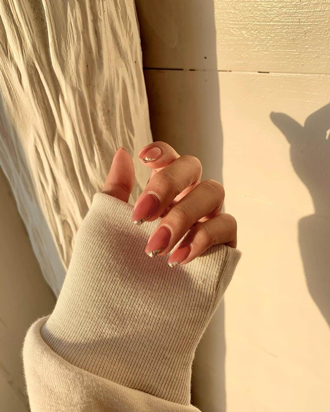 志田友美（ゆうみん）のインスタグラム：「#newnail 💅🏼🧡  秋っぽい色に斜めガラスフレンチ🤍 きらきら久々な感じがする💭  thx✌︎ @yuuuuuuuko1224」