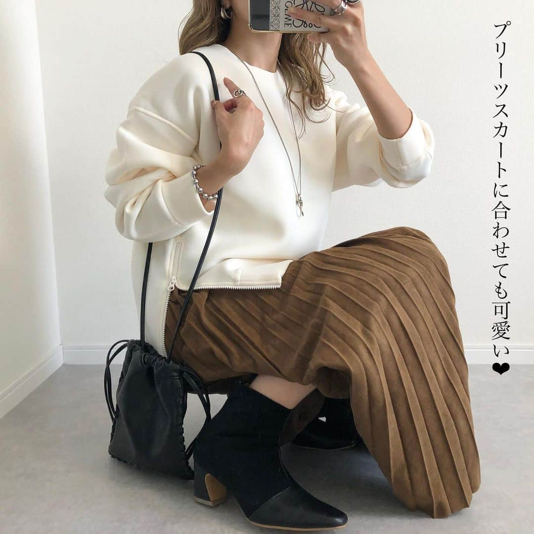 Miyoさんのインスタグラム写真 - (MiyoInstagram)「【UNIQLO×theory 着回し4コーデ❤︎】 着用アイテム・品番などの詳細はswipe▷▷▷ ⁡ UNIQLO×theoryの発売初日に オンラインでgetした #ウルトラストレッチドライスウェットプルオーバー ❤︎ 今オンラインでは完売状態ですよね😭 完売早すぎてビックリ🙌🏻 ブラックも欲しいなぁ…💭 ⁡ 即完売した大人気のスウェットを 着回してみました🥰 もっちりした生地で適度にハリがあって 高見えするスウェットです❤︎ 着回しがきくので1枚あると便利かも✨ ⁡ ⁡ スウェット…#UNIQLO#theory ボーダーニット…#ZARA デニム…#ユニクロ プリーツスカート…楽天roomに載せてます カラーパンツ…しまむら バッグ(左から)…#celine#beautifulpeople#vasic#しまむら スニーカー…#コンバース ブーツ(左)…#ザラ 昨年　(右)リエディ ブレスレット…楽天roomに載せてます ⁡ ⁡ ⁡ ⁡ ⁡ #UNIQLOtheory#ユニクロセオリー#ユニクロ新作#ユニクロ購入品#ユニクロコーデ#しまむらコーデ#しまパト戦利品#ザラコーデ#ザラジョ#ママファッション#ママコーデ#プチプラコーデ#プチプラファッション#大人カジュアル#カジュアルコーデ#きれいめカジュアル#シンプルコーデ#秋コーデ#骨格ウェーブ ⁡」10月4日 21時46分 - miyopu