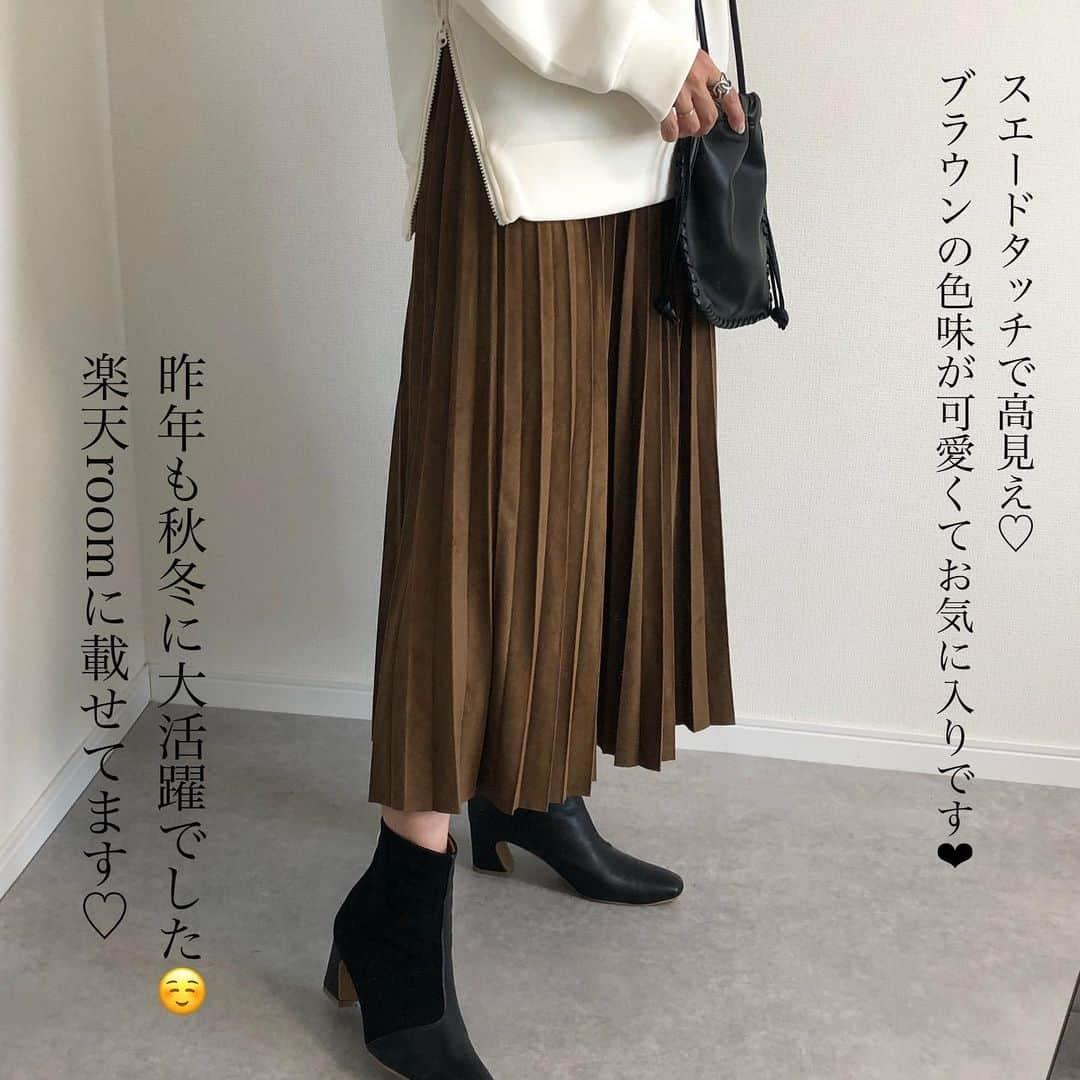 Miyoさんのインスタグラム写真 - (MiyoInstagram)「【UNIQLO×theory 着回し4コーデ❤︎】 着用アイテム・品番などの詳細はswipe▷▷▷ ⁡ UNIQLO×theoryの発売初日に オンラインでgetした #ウルトラストレッチドライスウェットプルオーバー ❤︎ 今オンラインでは完売状態ですよね😭 完売早すぎてビックリ🙌🏻 ブラックも欲しいなぁ…💭 ⁡ 即完売した大人気のスウェットを 着回してみました🥰 もっちりした生地で適度にハリがあって 高見えするスウェットです❤︎ 着回しがきくので1枚あると便利かも✨ ⁡ ⁡ スウェット…#UNIQLO#theory ボーダーニット…#ZARA デニム…#ユニクロ プリーツスカート…楽天roomに載せてます カラーパンツ…しまむら バッグ(左から)…#celine#beautifulpeople#vasic#しまむら スニーカー…#コンバース ブーツ(左)…#ザラ 昨年　(右)リエディ ブレスレット…楽天roomに載せてます ⁡ ⁡ ⁡ ⁡ ⁡ #UNIQLOtheory#ユニクロセオリー#ユニクロ新作#ユニクロ購入品#ユニクロコーデ#しまむらコーデ#しまパト戦利品#ザラコーデ#ザラジョ#ママファッション#ママコーデ#プチプラコーデ#プチプラファッション#大人カジュアル#カジュアルコーデ#きれいめカジュアル#シンプルコーデ#秋コーデ#骨格ウェーブ ⁡」10月4日 21時46分 - miyopu