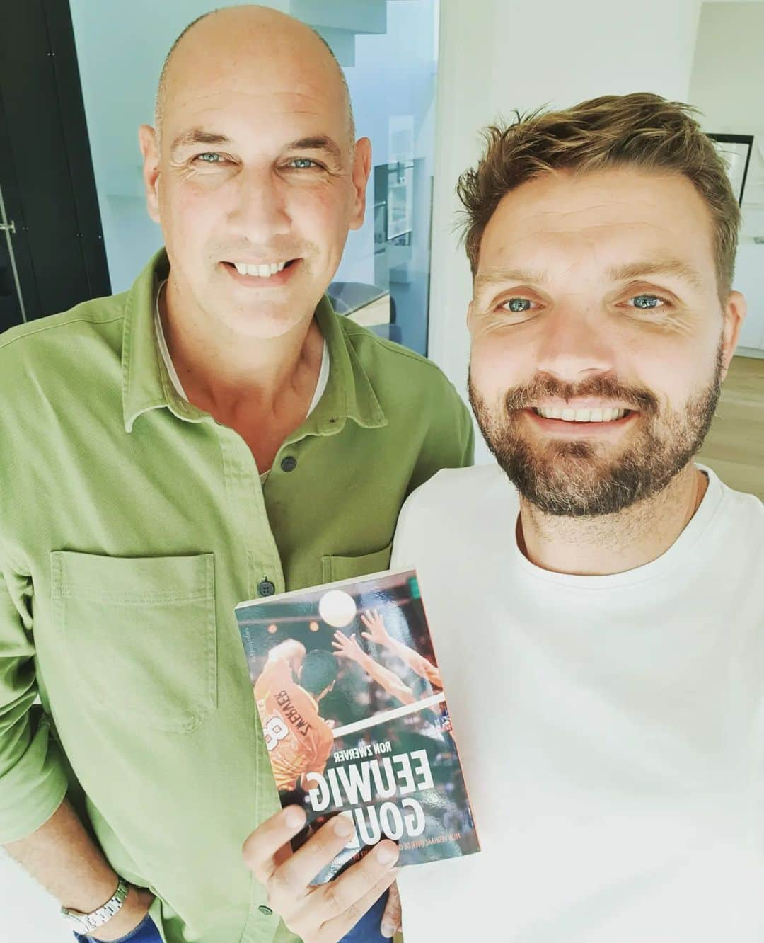 ヨス・ホーイフェルトさんのインスタグラム写真 - (ヨス・ホーイフェルトInstagram)「@ronzwerver kwam zelf zijn boek brengen! Heel interessant om te lezen hoe zijn mentaliteit hem naar de top hielp, en daar te blijven. Te koop op: https://bit.ly/2VP81hY cant wait to start with this book!」10月4日 21時51分 - joshooiveld