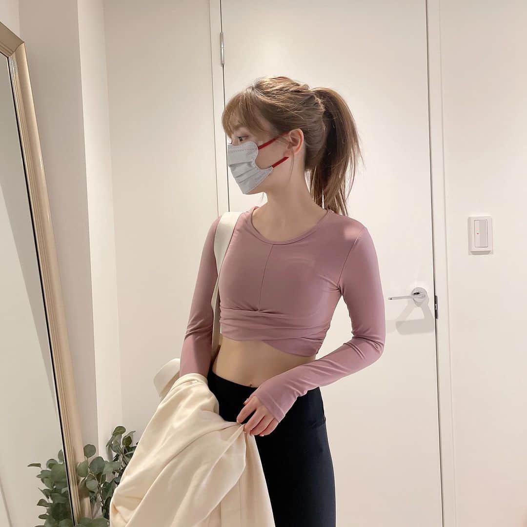 ひよんのインスタグラム：「🏋️‍♂️💕  あしたは久しぶりにジム🏃‍♀️💦 ウェアを可愛いの着たらやる気もあがるから、 明日はこの格好で行く予定☺️✨  形から入るタイプ🤫💓笑  #ひよん」