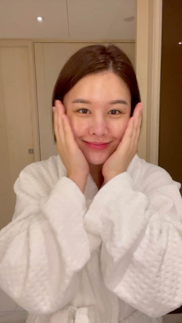 パク・ウンジのインスタグラム：「. . 임신 기간동안 열심히 사용해서 그런지 피부 탄력이나 수분감은 임신 전보다 훨씬 훌륭한 느낌이랍니다 💦  저는 임산부가 잃기 쉬운 수분과 탄력을 위주로 열심히 바르고 있어요👍  일주일에 2-3회 ✔️필링패드로 각질 제거를 꼭 해주시고 제 루틴을 참고 하시면 👌 탄력이나 수분은 아주 확실하게 잡으실 수 있을 거에요😎  은자언니 왈 “우리가 갖고싶은 윤광•물광 피부는 각질이 잘 정돈된 피부에서부터 시작됩니다” 옳다구나👏👏  [[필링패드로 관리 후에 하는 은자 언니 루틴]]  ⭕️마이크로 밸런싱 에센스 피부 균형을 유지하고, 장벽을 강화해 피부 본연의 힘을 길러줍니다.  •데일리 토너👍  •마이크로바이옴이 함유 되어 건강하고 촉촉한 피부 장벽을 만들어줘요. •화장솜에 적셔서 팩처럼 사용해도 굿 •미스트 병에 넣어서 미스트로 사용해도 정말 굿  ⭕️BESTSELLER 코어 리프트 액티베이팅 세럼 만능 세럼이에요! 필링패드와 함께 홀리추얼 베스트 아이템🔥  •양적•질적으로 우수한 콜라겐이 함유 되어  피부 탄력을 개선해줍니다 •뛰어난 항산화 효과를 지닌 라스베라트롤,블랙이스트가 피부 저항력을 길러줘 건강하고 탄력있는 피부로 만들어줘요 •어떠한 세럼도 효과 못보신 분들께 강추 •피부탄력•주름개선에 효과를 극대화 하고픈 분 •피부에 영양분이 필요한 분 꼭 오세요 •어떠한 뷰티 디바이스와도 찰떡 케어가 가능합니다 •일반 세럼의 3-4배인 140ml👍👍  ⭕️피토 리쥬브네이팅 컨센트 레이트 항상화 케어로 완벽한 안티에이징 완성하여 피부탄력과 주름 개선,잡티 개선에 효과적인 세럼 (워터리한 제형이라 피부 흡수가 빨라요)  •피부에 닿는 자외선,미세먼지,환경오염 등이 만들어 내는 활성산소를 케어하여 콜라겐을 활성화해 피부를 방어해줍니다.  •집중적인 황산화 케어가 필요하신 분께 효과적입니다.  •아무리 안티에이징 제품을 써도 효과가 없는 분 꼭! 사용해보시길 권해요 •미리 안티에이징 하고 싶은 20대 중후반 여성분들~ 꼭 관심 가져주세요 •피부노화가 빠르게 진행되어 잡티와 주름이 많은 분께도 효과가 정말 좋아요  ⭕️엘리멘탈 스무딩 로션 피부 본연의 기능을 강화시켜 매끄러운 피부결을 선사해주는 모이스쳐라이저👍 데일리로 아침저녁 사용하기 좋아요. 저도 매일 바르는 로션😎  •콜라겐 함유로 탄탄한 피부로 관리해줘요 •아세틸드라펩타이드11 함유로 피부 탄력 지지층을 강화해 콜라겐 발현을 극대화 •매끄럽고 가벼운 텍스쳐라 부담없이 사용하세요  ⭕️시그니처 크림 ✌️✌️ 주름 개선 기능성 크림. 집중 영양 공급과 피부 노화를 케어하는 완벽한 토탈 안티에이징 크림이라 강력 추천합니다🙏  •오일 보스막이 피부 내의 수분 증발을 막아주고  방패처럼 탄탄한 영양 보습막을 형성하는 혁신적인 크림이에요 •마무리크림•방패크림👍 •영양 보습막을 형성해 피부를 보호하고 유효성분을 전달 •프랑스 라메르 크림 같은 꾸덕 리치한 제형으로  바르자마자 건조한 피부도 수분감 터지는 피부로 변화 됩니다. •가벼운 수분 크림만으로는 해결이 안되는 건조한 피부인 분들!! 꼭 추천드립니다. •보습+탄력+재생 효과를 한번에 보고싶은 분들께 추천드려요 •완벽한 토탈 안티에이징 영양크림이랍니다👏  - 공구는 10/6 (수) 부터 3일간 최저가로 진행되어요♥️  제가 선보이는 첫 홀리추얼 공구이고요- 직접 사용해보고 피부 타입별 3가지 PICK으로 추천드렸답니다.  ✔️건조한 피부 ✔️탄력주름 개선 ✔️지성피부용  제 인스타 프로필 상단에 링크를 클릭하시면  블로그에 긴-글로 홀리추얼 제품별 특징과 사용방법을 소개해드렸어요😘  구매 전 꼭! 참고해주시면 감사하겠습니다.  미국 구매 원하시는 분들은 DM 주시면 내일 순차적으로 구매방법 답변 드릴게요🙏   감사합니다♥️」