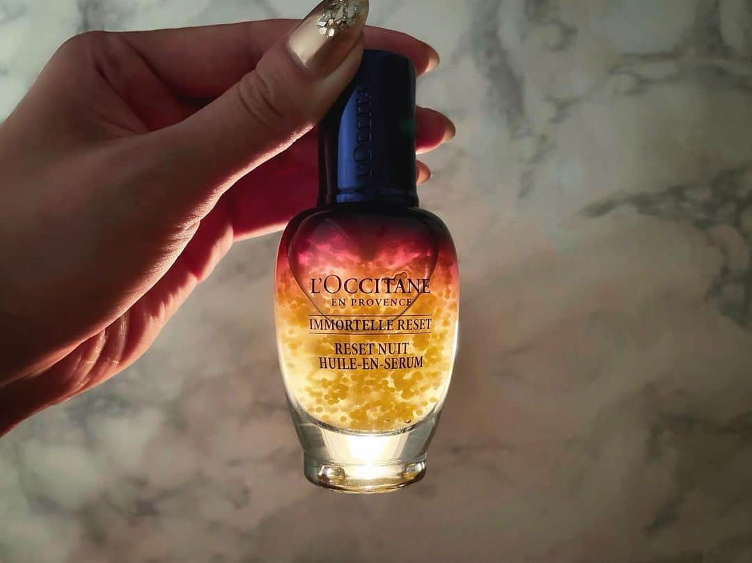 宮内理沙のインスタグラム：「new in💄✔️ . . . . その日や季節によって肌状態が変わるようになってきたので美容液をいくつか使い分けていて、9/29にパワーアップしたロクシタンの熟睡肌セラムを最近ゲットしました💐 なかなか寝付けない日とかも多くて肌状態があまり良くない日とかもあるので沢山睡眠をとった翌日のような元気肌になれるのは嬉しいね☺️ . . #載せ直しごめんなさい #ロクシタン #イモーテルオーバーナイトリセットセラム #夜用美容液 #loccitane #ad #immortellereset #skincaretreatment」
