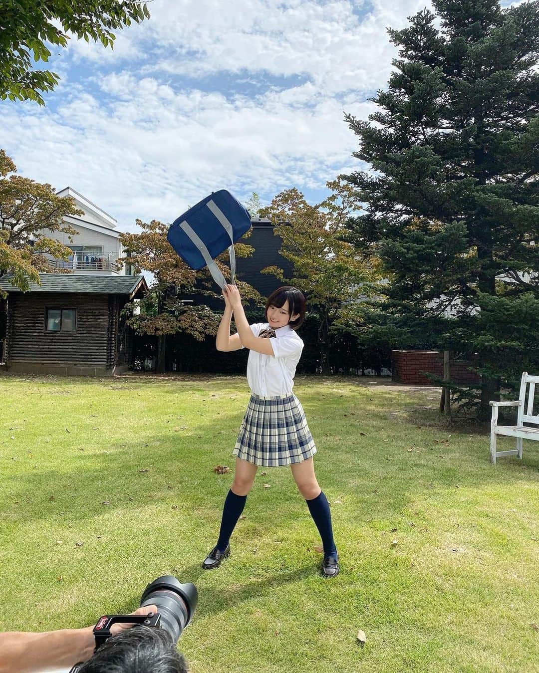 香月杏珠さんのインスタグラム写真 - (香月杏珠Instagram)「・ ・ ・  制服オフショ📸   #グラビア  #グラビアアイドル   #新作オフショット   #この外撮影の時 #スタジオのお庭に #野良猫ちゃんの  #💩 #があって   #Vカメの監督とスタッフさんが #踏んでしまって  #めちゃくちゃ笑った #めちゃくちゃ臭い  #今は良い思い出  #撮影秘話」10月4日 22時26分 - anjyu_neko