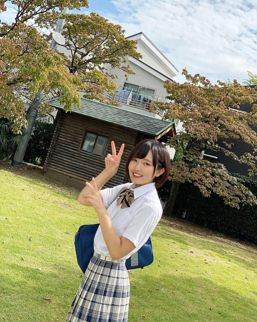 香月杏珠さんのインスタグラム写真 - (香月杏珠Instagram)「・ ・ ・  制服オフショ📸   #グラビア  #グラビアアイドル   #新作オフショット   #この外撮影の時 #スタジオのお庭に #野良猫ちゃんの  #💩 #があって   #Vカメの監督とスタッフさんが #踏んでしまって  #めちゃくちゃ笑った #めちゃくちゃ臭い  #今は良い思い出  #撮影秘話」10月4日 22時26分 - anjyu_neko