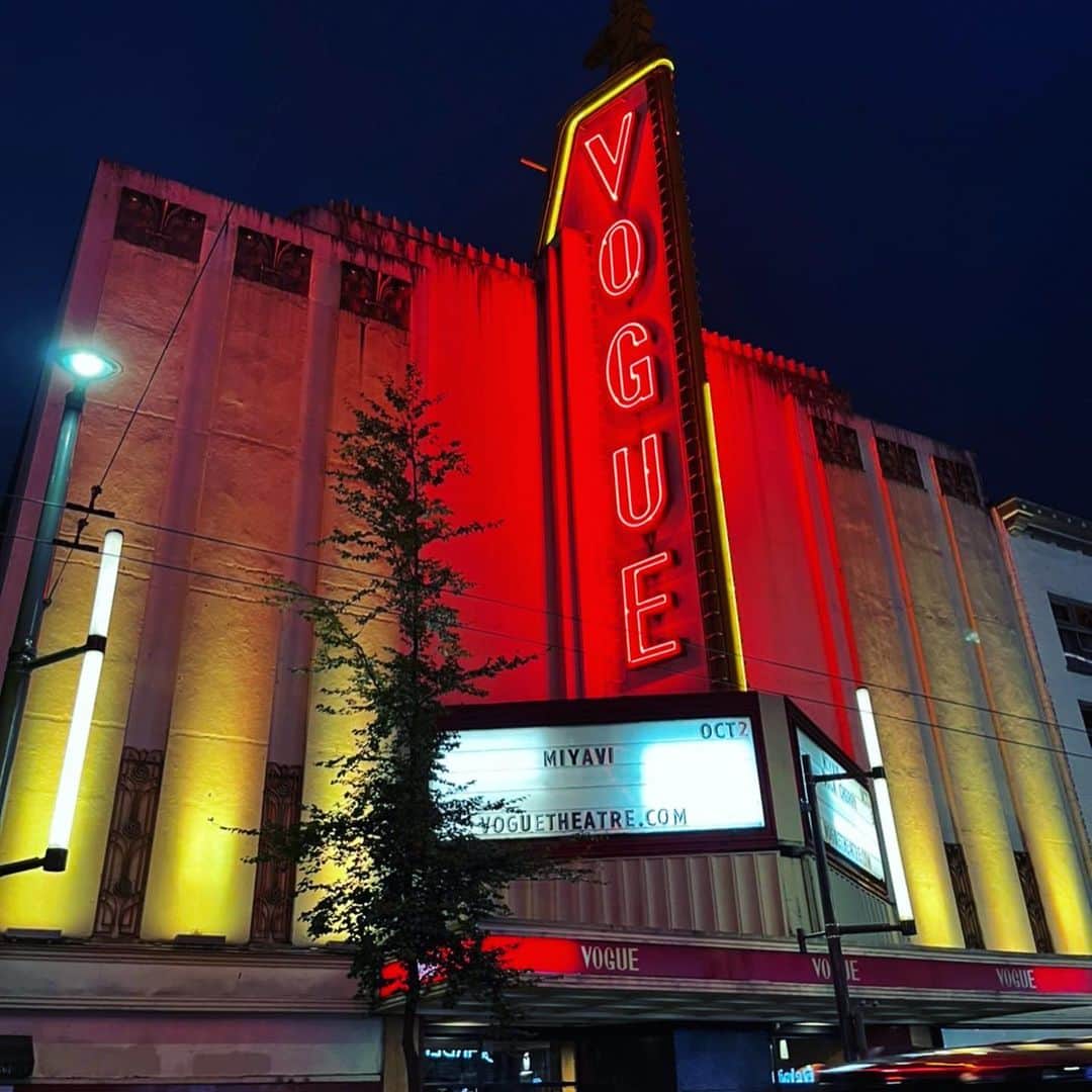 のインスタグラム：「One of my fav venues in the world. Great n honored to be back. Thxx Vancouver, you guys were on fire 🔥🔥😱🎸Next up, Seattle!!!!!   世界中にいくつかあるお気に入り(？)の会場の一つ、ヴォーグシアターにて。また帰って来れて嬉しかった。次はシアトル！  #MiyaviImaginary」