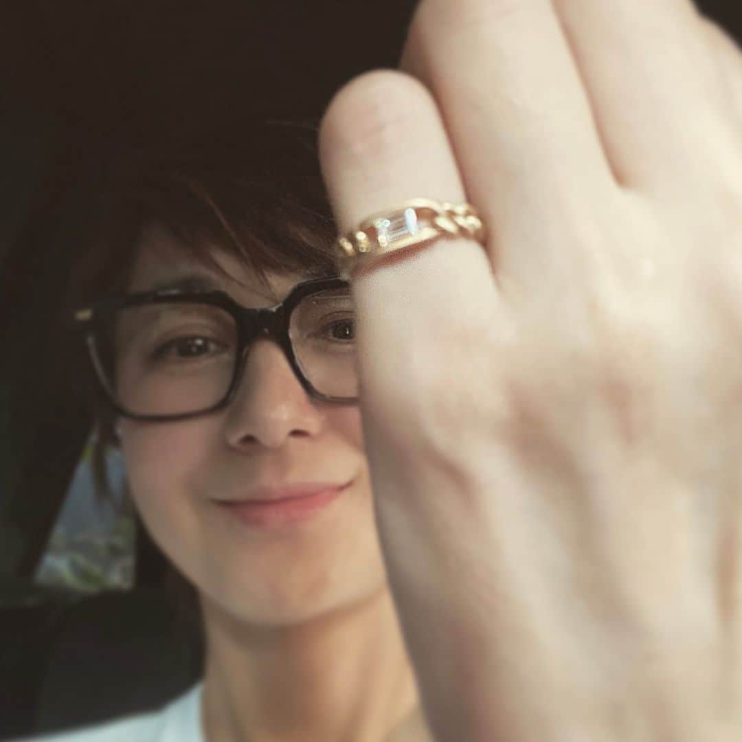 富岡佳子さんのインスタグラム写真 - (富岡佳子Instagram)「#kiuna  Matt gold chain✖️バケットダイヤモンドのコンビに一目惚れでした。 ミニマルなバングルも合わせて大切にしたいアイテムです。 スワイプ3枚目…以前からKihei Ringを探していたので見つけてかなり喜んでいます！ サイズもオーダーメイドでお願いしたのでピンキーでジャストサイズです💛 アイテムについてはタップしてみてくださいね！」10月4日 13時45分 - yoshikotomioka