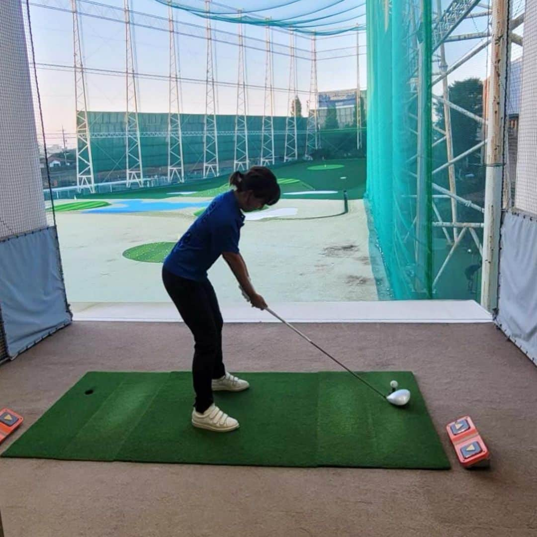 田中律子さんのインスタグラム写真 - (田中律子Instagram)「ついに、ゴルフ⛳️始めました 25年ぶり😂  海ばっかりで、ゴルフをやるタイミングがあんまりなかったけど、50歳という節目にまた挑戦⛳️ 路線バスのロケでも徳さんに打ちっ放しに連れて行ってもらい、りっちゃん絶対やった方がいいよーと、言われたのもきっかけとなり、すぐ調子に乗るわたし🤣  ゆっくり練習しまーす🏌️‍♀️って言いながら、もう親指に水ぶくれ🤣どんだけ力強く握ってんねん✊肩周りもなんだかバキバキ😂すぐにムキになる負けず嫌いな性格がでてるーー😭ゴルフはメンタル大事😆  そしてウェアとかも形から入ります😂そこも大事💛THANKS✨ 🏌️‍♀️ @taylormade_golf_japan  👕　@tangram_tokyo  @mrlaketajo   🙏🏌️‍♀️⛳️ 📷　@ryoji830   #golf  #taylormade  #tangram  #ゴルフ始めました  #早く上手くなりたい  #せっかち  #負けず嫌い  #持つべきは  #出来る後輩  #おぎちゃんありがとう」10月4日 14時04分 - ri2kotanaka