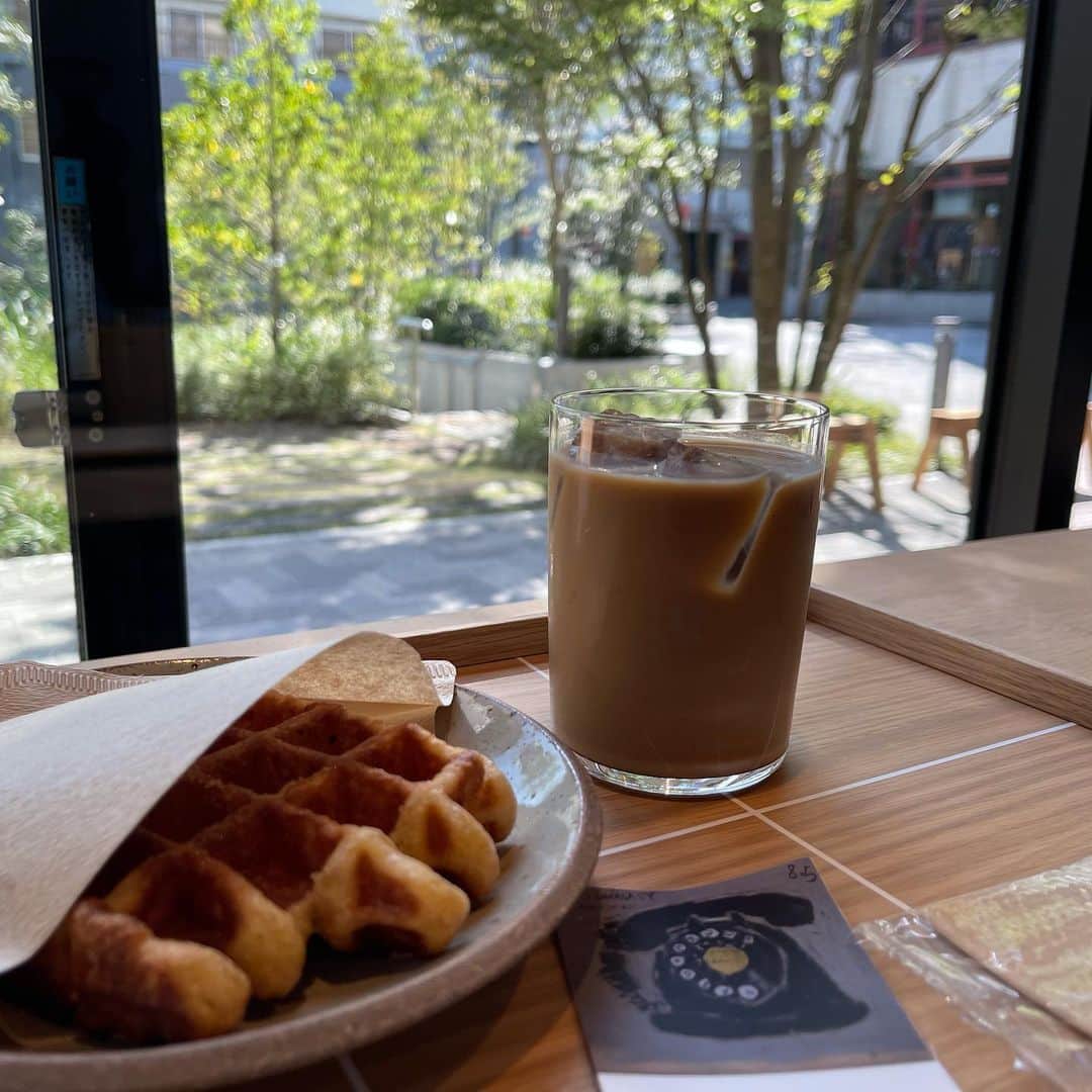 ひよんのインスタグラム：「☀️🥣  この前の朝活💓 @bluebottlejapan のワッフルだいすき🧇✨　  #ひよん」