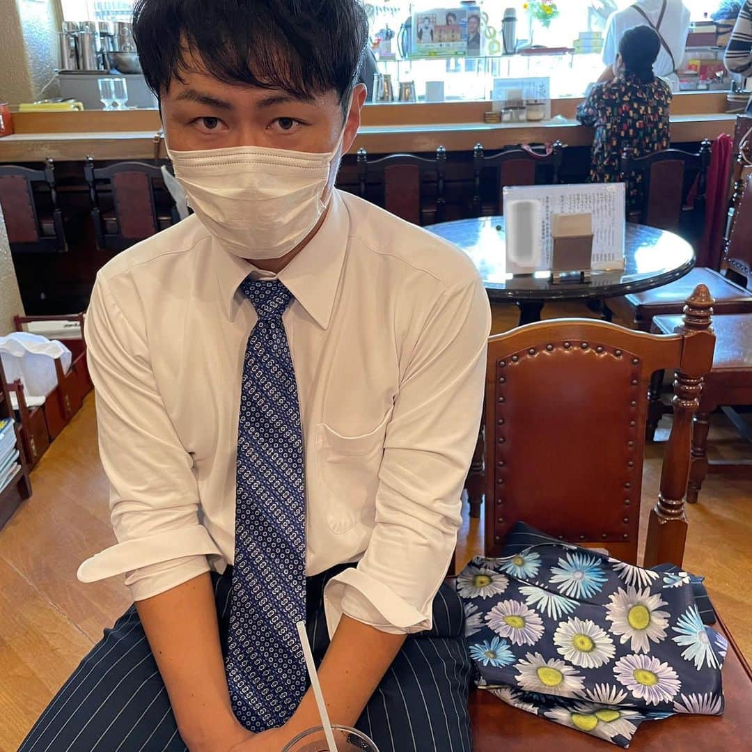 水田信二のインスタグラム：「ラフ次元の梅村と昼食後の珈琲。横に置いてあるのはスーツベストを脱いで畳んだものです。エコバッグではありません。 #背中側の生地の柄 #おばちゃんのエコバッグ」