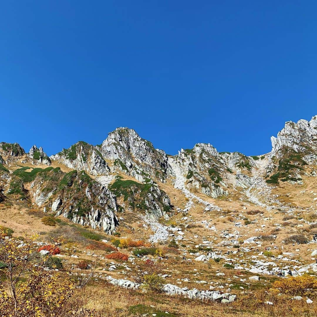 小田飛鳥さんのインスタグラム写真 - (小田飛鳥Instagram)「初登山の友達も一緒に、初心者に優しい星を見る登山を計画して頂き行ってきました〜⛰ 1日目 #千畳敷カール 〜 #伊那前岳 〜 #宝剣山荘  2日目 #中岳 〜 #木曽駒ヶ岳 〜中岳〜千畳敷カール  トレッキングと登山の融合の様な感じでした🍁 夜は満天の星、日の入りから日の出まで、美しい景色と共に目一杯楽しみました☺︎ てんこ盛りの自然に今はお腹いっぱいです！ #山ガールの朝は早い」10月4日 14時41分 - asuka_oda_0320