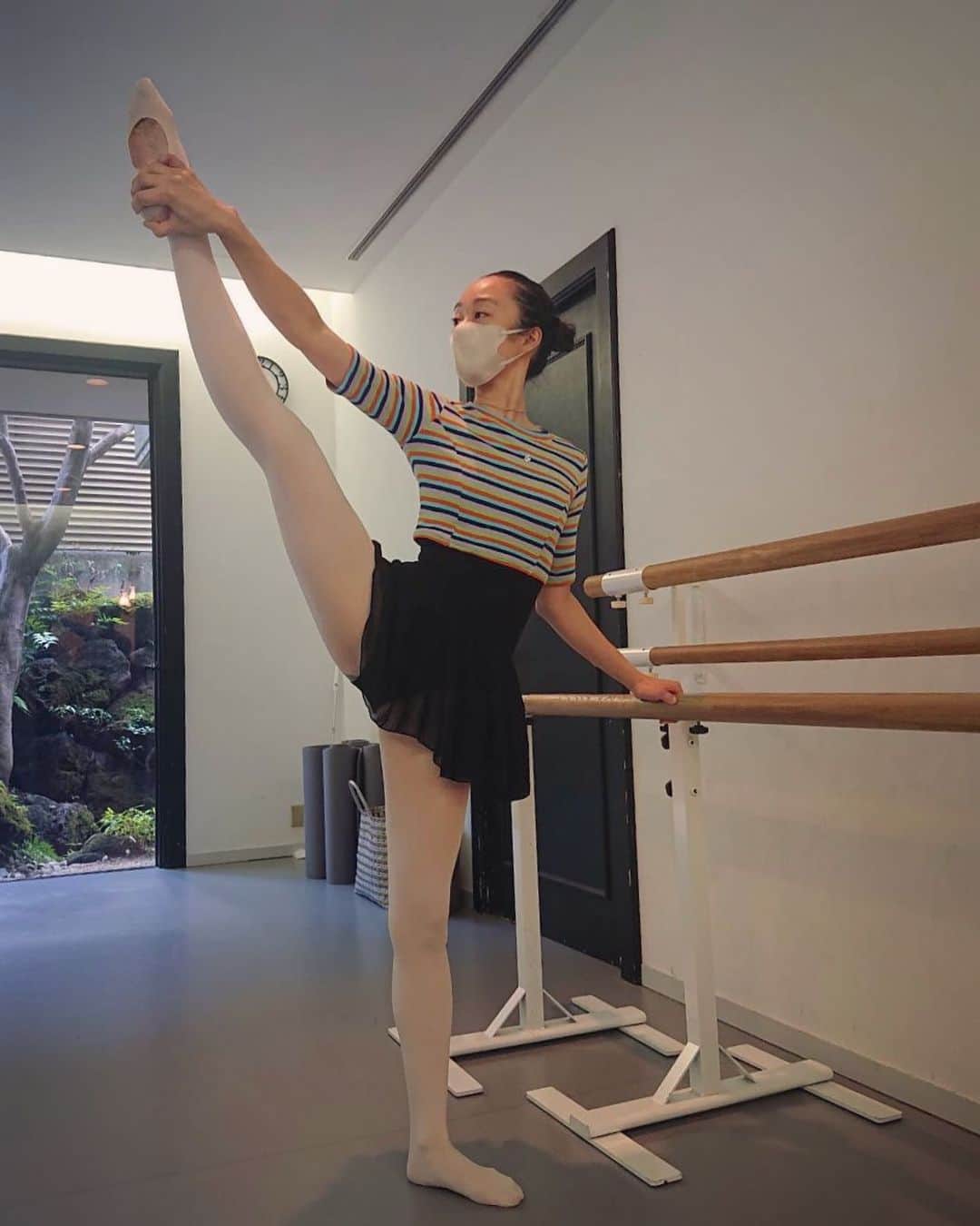 小野ゆり子さんのインスタグラム写真 - (小野ゆり子Instagram)「身体も喜んでる。 熱心に筋膜剥がしたぞーッ🦈🩰」10月4日 14時53分 - yurikoono_official
