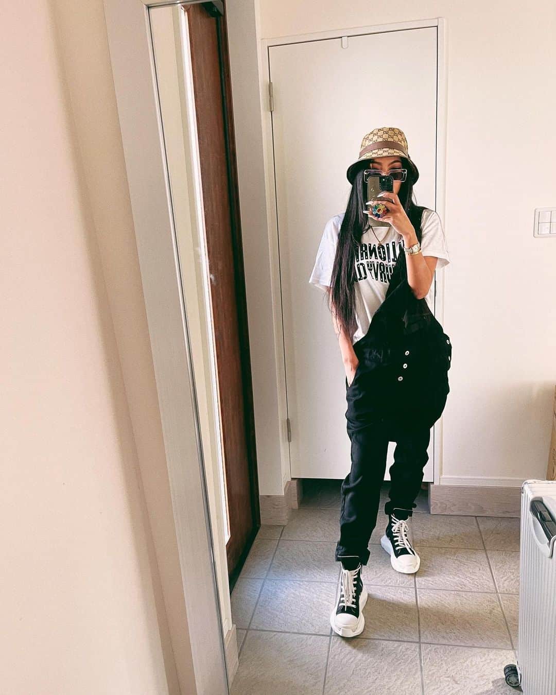Minamiさんのインスタグラム写真 - (MinamiInstagram)「Tシャツ: @sorry_wavy X @bbcicecream_jp  オーバーオール: @lordhavemercy_official  靴: @rickowensonline  サングラス: @inari_tsuchiya  帽子: @gucci   エクステはラピス. @gen.0212  渋谷、新宿、池袋、名古屋錦栄、横浜駅、大阪心斎橋、千葉駅にもあるからお近くの方はぜひ行ってみてね‼︎」10月4日 14時47分 - minami_cream