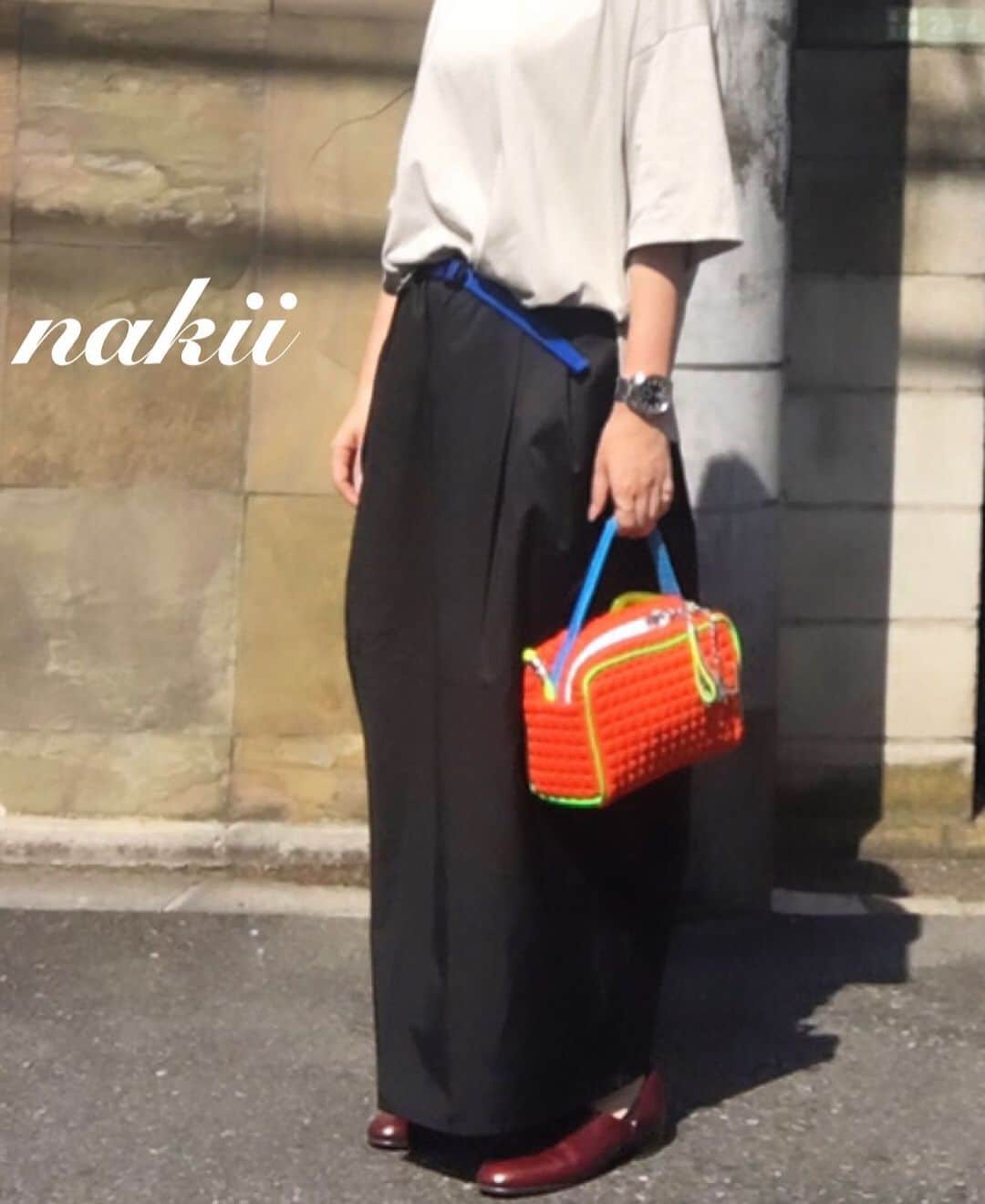 nakiのインスタグラム：「暑い日も多いですが街行く人のコーデは秋ですね。落ち付いた色合いが増えるこれからの次期にパッと目を引く明るいカラーをプラスするのも鮮やかで素敵だと思います。 ・ そしてそして、ハルタのスポックシューズ　改めて良さを実感。 スポックシューズは万能だと思っています。 きちんとコーデからカジュアルコーデにも使える振り幅、大な使える靴っといった感じで、びっくりするぐらいどんなコーデにも合うんですよ。  スニーカーだとカジュアル過ぎる、パンプスだとカジュアル度下がるなんて時に履いてます。 ・ ・ ・ #カジュアルコーデ #カジュアル#大人カジュアル#バック#l4k3#アラフォー#アラフォーコーデ#ロングスカート#秋服コーデ#スポックシューズ#ハルタ#haruta」