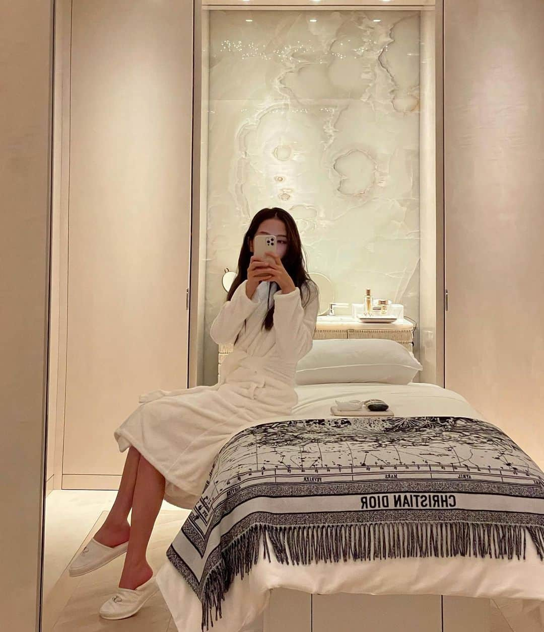 ジスさんのインスタグラム写真 - (ジスInstagram)「Thank you @diorbeauty for showing me the very best of Paris! Amazing food, exquisite rooms and of course, the mezmerizing Dior Beauty Spa🌟  #DiorSkincare #DiorSpaChevalBlancParis @diorbeauty @chevalblancparis」10月4日 15時23分 - sooyaaa__