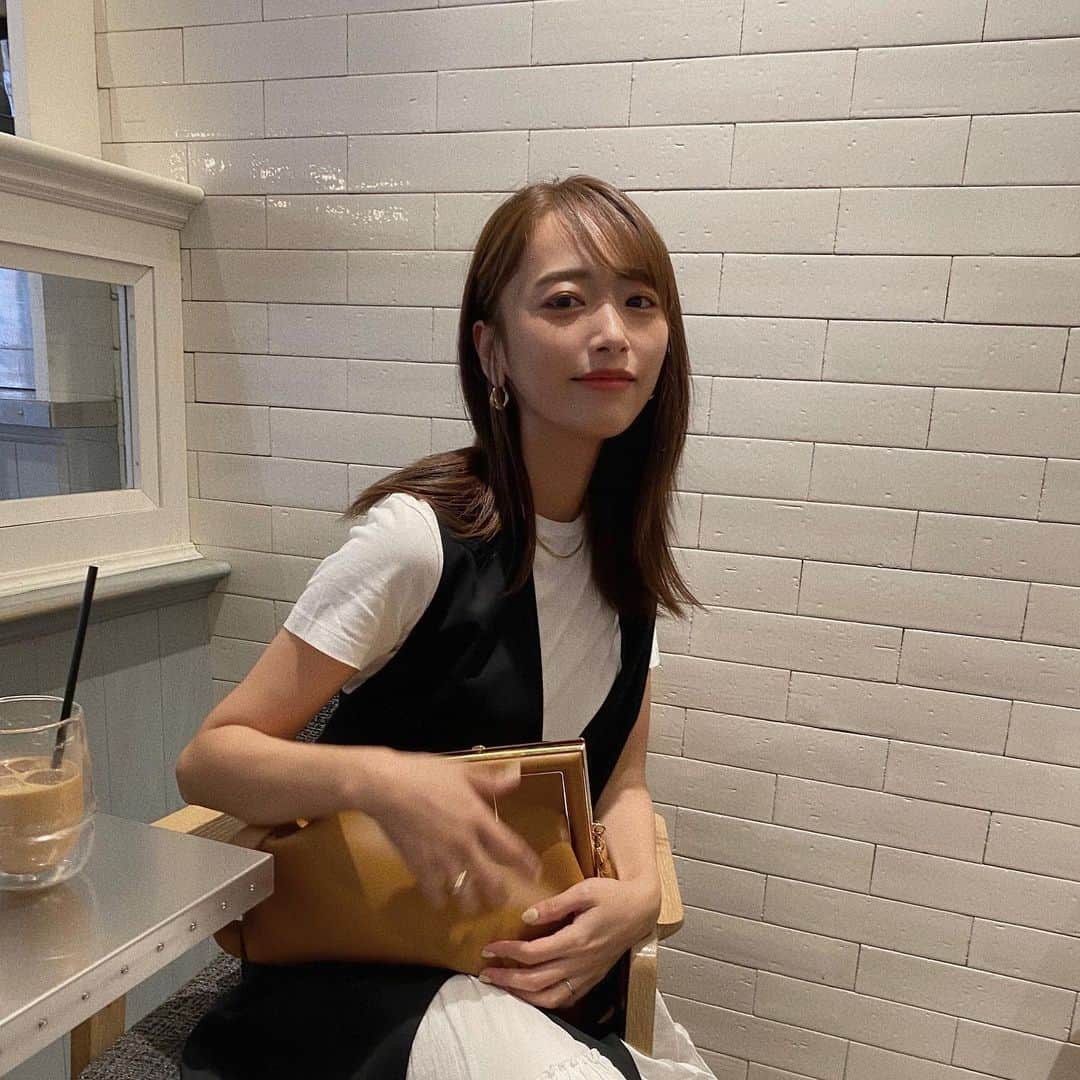 近藤千尋のインスタグラム：「最近大活躍のBAGはキャメル🤎 今のファッションに馴染むなぁ~🥰 ネイルはベージュのジェルネイル💅 セルフネイルだから よく見たら汚いよ☺️☺️☺️笑  珍しく前髪斜め分け 気付いた人ー？😗😗笑 @fendi #fendi #FendiFirst」
