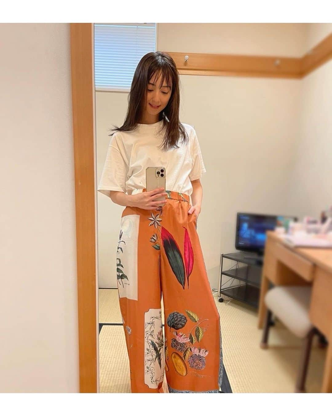 佐々木希さんのインスタグラム写真 - (佐々木希Instagram)「本日の#醉いどれ天使 無事に公演終わりました！ 大阪公演残り1週間…！あっという間です🥺 大阪の皆さん、カーテンコールでは、立って拍手をしてくださったり、沢山手を振ってくださって、とても嬉しいです❣️  今日の私服は カメラマン竹内さんのTシャツと#CABaN のパンツ☺︎」10月4日 15時47分 - nozomisasaki_official