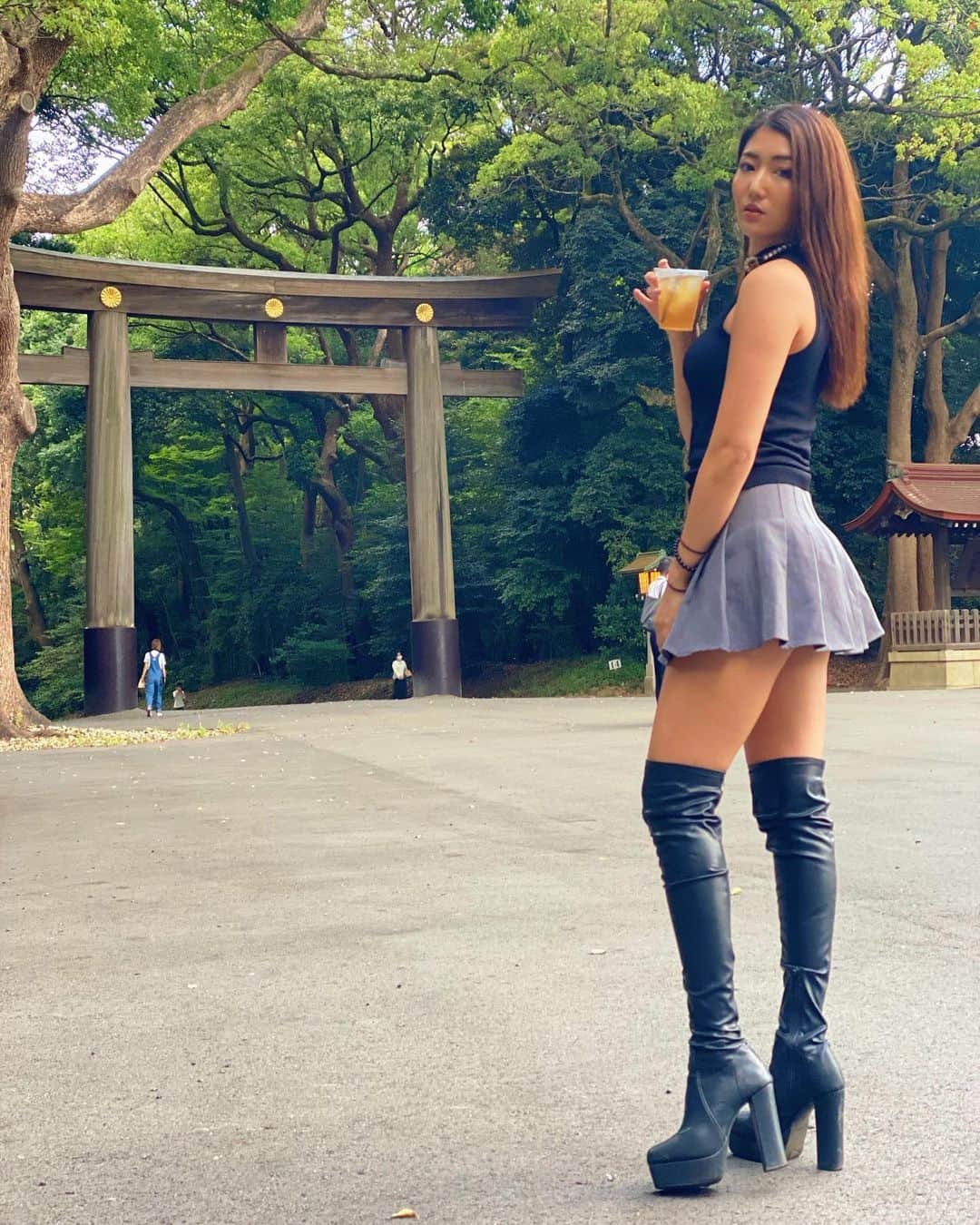 緒方友莉奈さんのインスタグラム写真 - (緒方友莉奈Instagram)「緒方流、他人に興味がないマインド🥳  相手に対してマイナスを言う人間 っているけど、 そう言う人は魂が衰弱していて、 幼少期のコンプレックスからきている。 人の見た目とか人の揚げ足とか 相手がマイナス思考になるエネルギーを発する人間とは親や恋人でも縁を切るべきだ。 負のエネルギーは身体に入りやすく 疲れてしまうし。 そんなやつが言う事をまにうける必要なんかない。 他人のモチベを下げる事ほど簡単なこはないのだから そんなしょうもない事をする人間には笑顔で、 ありがとう！ただそれだけ伝えればいい。  たくさんいじめられて、嫌がらせ受けてきていつも一人で泣いていたし自分が嫌いで自分を否定して生きてきた。  だけど結局は生きてるのは私なんだしそいつらでもない。  そんな低レベルな生き方したやつより私は高次元で生きたいって思ったら他人に興味や期待をすることを辞めた。 友達ごっこは学生時代の同じレベルの人間同士だからできる 大人になればいろいろ努力した人や痛みを理解できる化け物ばかりだから 漫画と同じで仲間を作ると言う考え方を持つのが一番だし。 どうせ、上辺だけで悪口を言うやつより、指摘をしてくれるフィードバックをくれる人を大切にしたが一番だ！」10月4日 16時12分 - ogatayurina