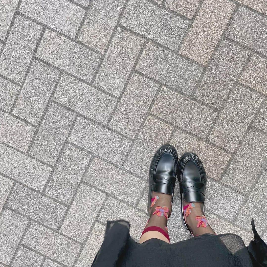 大友花恋さんのインスタグラム写真 - (大友花恋Instagram)「スカートのスリットも、靴下も、靴も、あんまり可愛くて、スキップしたくなるくらい嬉しい足元。」10月4日 17時02分 - karen_otomo