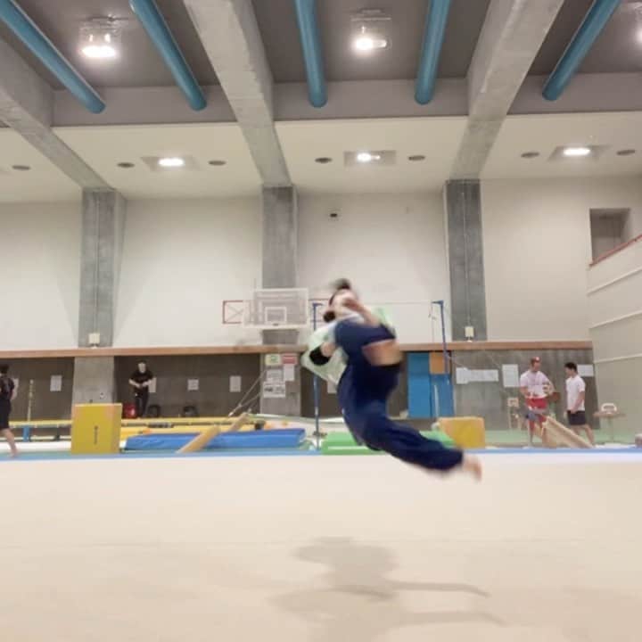 のインスタグラム：「🦋🥨🧸 #バタフライツイスト #butterflytwists #bgirl #breakin #breakdance #dancer #bboying #worldpowermoves #hollowback #frezze #freezeoftheday #girlpower #powermove #powermoves #handstand #handstandpractice #homepractice #ブレイクダンス #ダンサー #逆立ち #筋トレ #筋トレ女子 #ボディメイク #宅トレ #自重トレーニング#oldclothes #teddybear #bgirlcocoa #お団子ヘア」