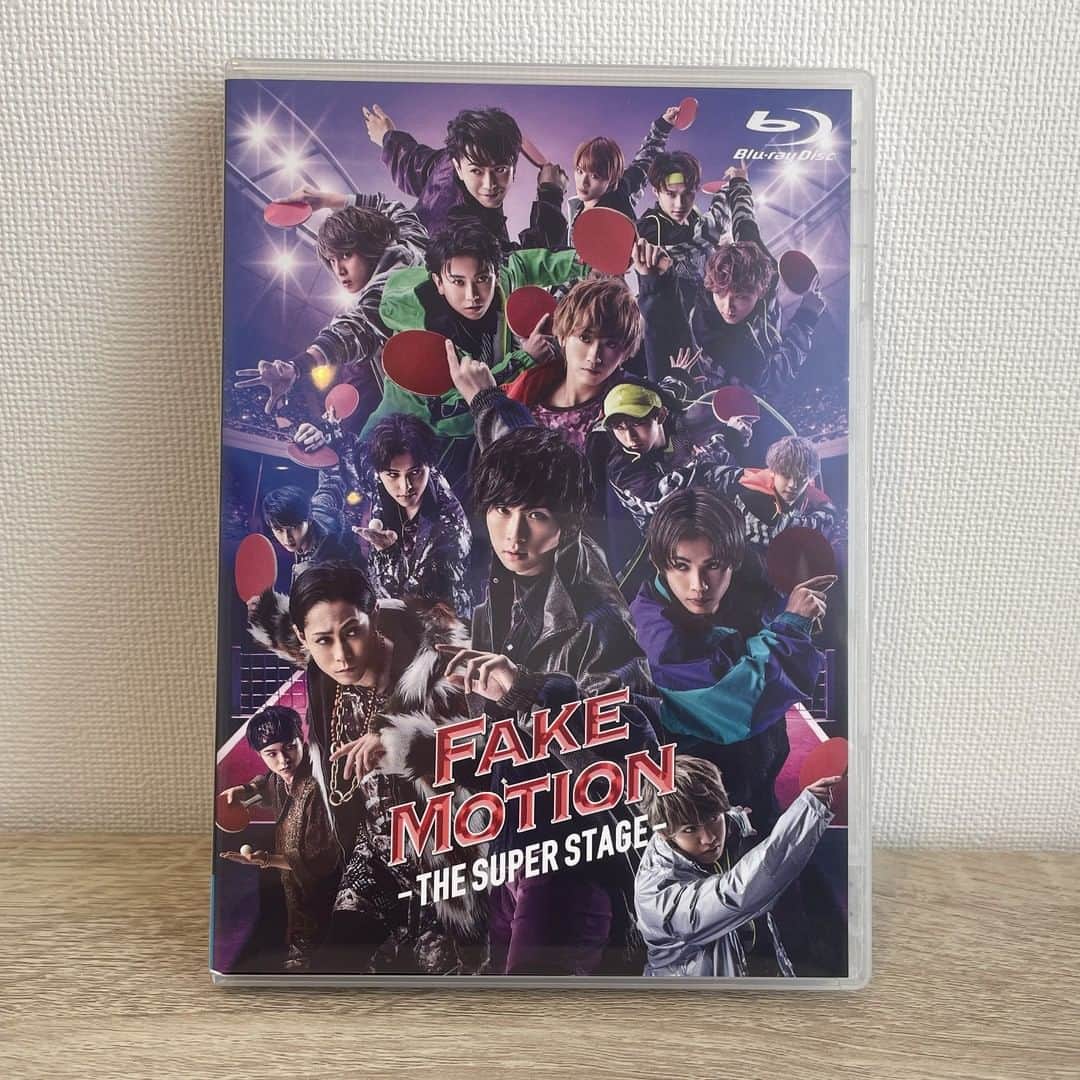 のインスタグラム：「.  ＼📀発売まであと2日📀／  「＃FAKEMOTION -THE SUPER STAGE-」 🌈10/6(水)Blu-ray＆DVD発売🌈  ジャケットの裏面には、、、 天下布武・謙信ソルト・信玄明王の紋章をデザインしています🏫  🏓商品詳細はこちら🏓 https://www.fakemotion.jp/stage/news/?id=230  #フェクモ #フェクステ」