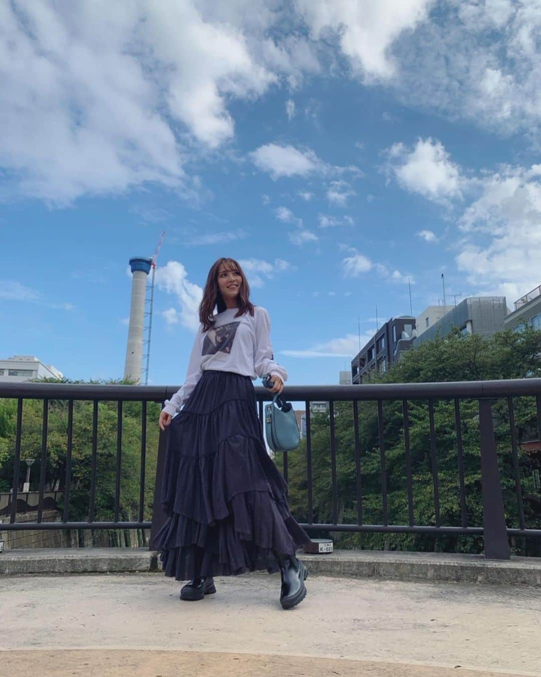 石川恋さんのインスタグラム写真 - (石川恋Instagram)「秋私服〜〜 歩くたびにふわふわ揺れるスカートは シルエットがとっても可愛くてお気に入り🐅🍁 ロンTとチェルシーブーツでカジュアルダウンしたよ！ #StyledbyRen #ootd」10月4日 18時31分 - ren_ishikawa