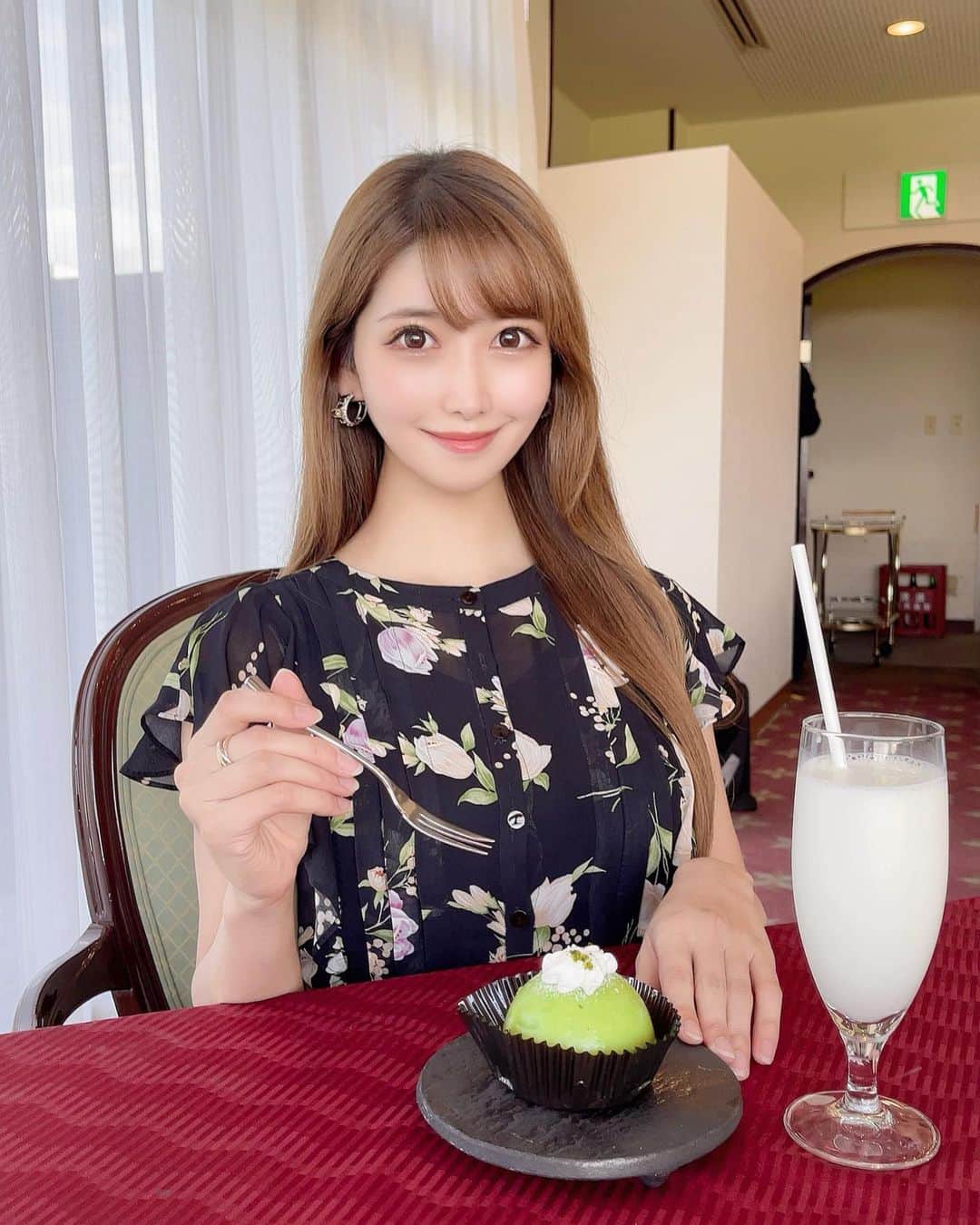 のインスタグラム：「. 宣言解除しましたね〜🥳 ということで久しぶりのラウンド後のデザートタイム🥛✨ . ピスタチオのアイスケーキ食べたよ 🍨💚 まんまるで見た目がかわいい💚 . レストラン閉まるの早くて、なかなかデザート食べれてなかったから嬉しいな🥳 . #ゴルフ女子#ゴルフ初心者#ゴルフ#ゴルフ好き#ゴルフ好きな人と繋がりたい#ゴルフウェア#ゴルフコーデ#ゴルフファッション#ラウンド後のスイーツ#デザート#アイスケーキ#icecake#golf#golfstagram#golfgirl#golflife#dessert#sweets#japan#japanesegirl」