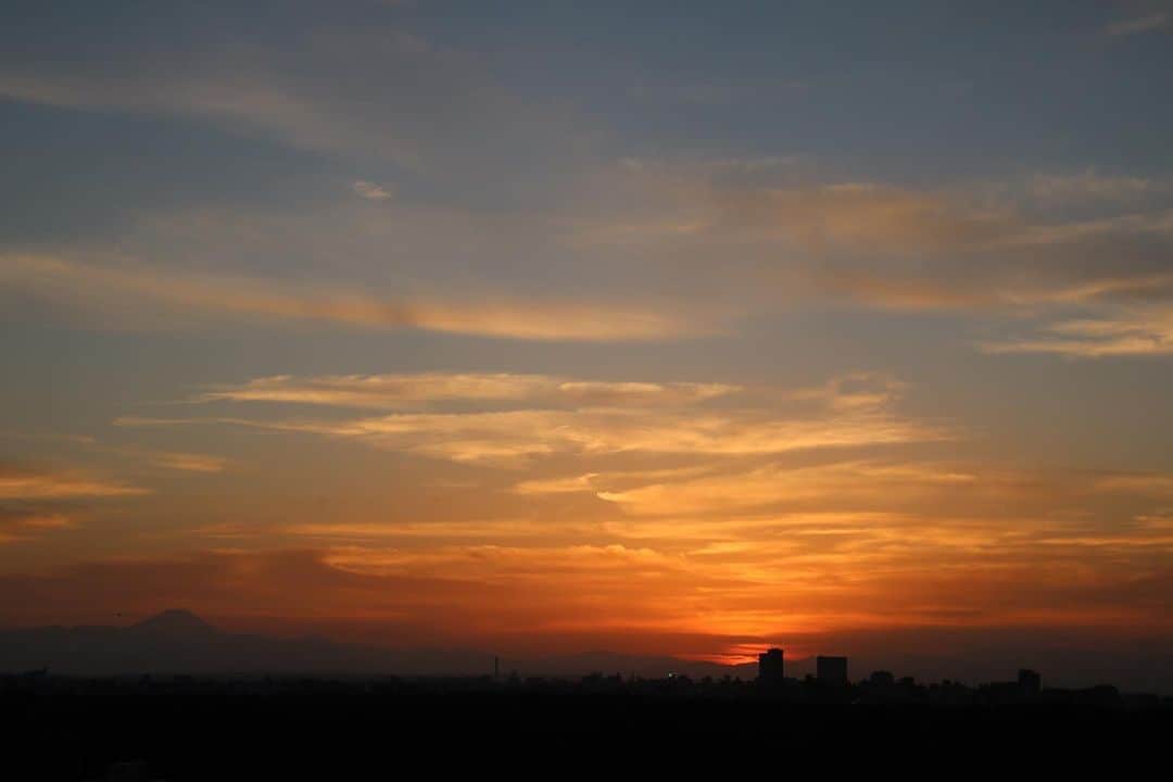 坂元美香さんのインスタグラム写真 - (坂元美香Instagram)「today's sunset 2021/10/04 17:22   秋だ。空気も空も虫の声も😌 こういう空の色が好きです。 オレンジと水色の組み合わせに特別感を感じます。 タイムラプスを見ると夕日が雲に隠れる度に 富士山（左）の影が見えてとても綺麗なのです。 タイムラプスは、16:37-18:20です。  ということで、今日よかったことを3つ。  ①親子旅のプランを立てた ②ピザ買ったら一番搾りくれた ③これから外食する  コメント欄に書き続けてくれてる方がいるので 私もときどき続けよっと☺️  #sunsetphotobymikasakamoto  #sunset #夕陽 #夕日 #黄昏時 #夕焼け #tokyosky #やっぱり空が好き #イマソラ#タイムラプス #CanonEOSKiss8i」10月4日 19時07分 - mika_saka