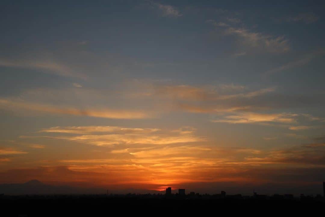 坂元美香さんのインスタグラム写真 - (坂元美香Instagram)「today's sunset 2021/10/04 17:22   秋だ。空気も空も虫の声も😌 こういう空の色が好きです。 オレンジと水色の組み合わせに特別感を感じます。 タイムラプスを見ると夕日が雲に隠れる度に 富士山（左）の影が見えてとても綺麗なのです。 タイムラプスは、16:37-18:20です。  ということで、今日よかったことを3つ。  ①親子旅のプランを立てた ②ピザ買ったら一番搾りくれた ③これから外食する  コメント欄に書き続けてくれてる方がいるので 私もときどき続けよっと☺️  #sunsetphotobymikasakamoto  #sunset #夕陽 #夕日 #黄昏時 #夕焼け #tokyosky #やっぱり空が好き #イマソラ#タイムラプス #CanonEOSKiss8i」10月4日 19時07分 - mika_saka
