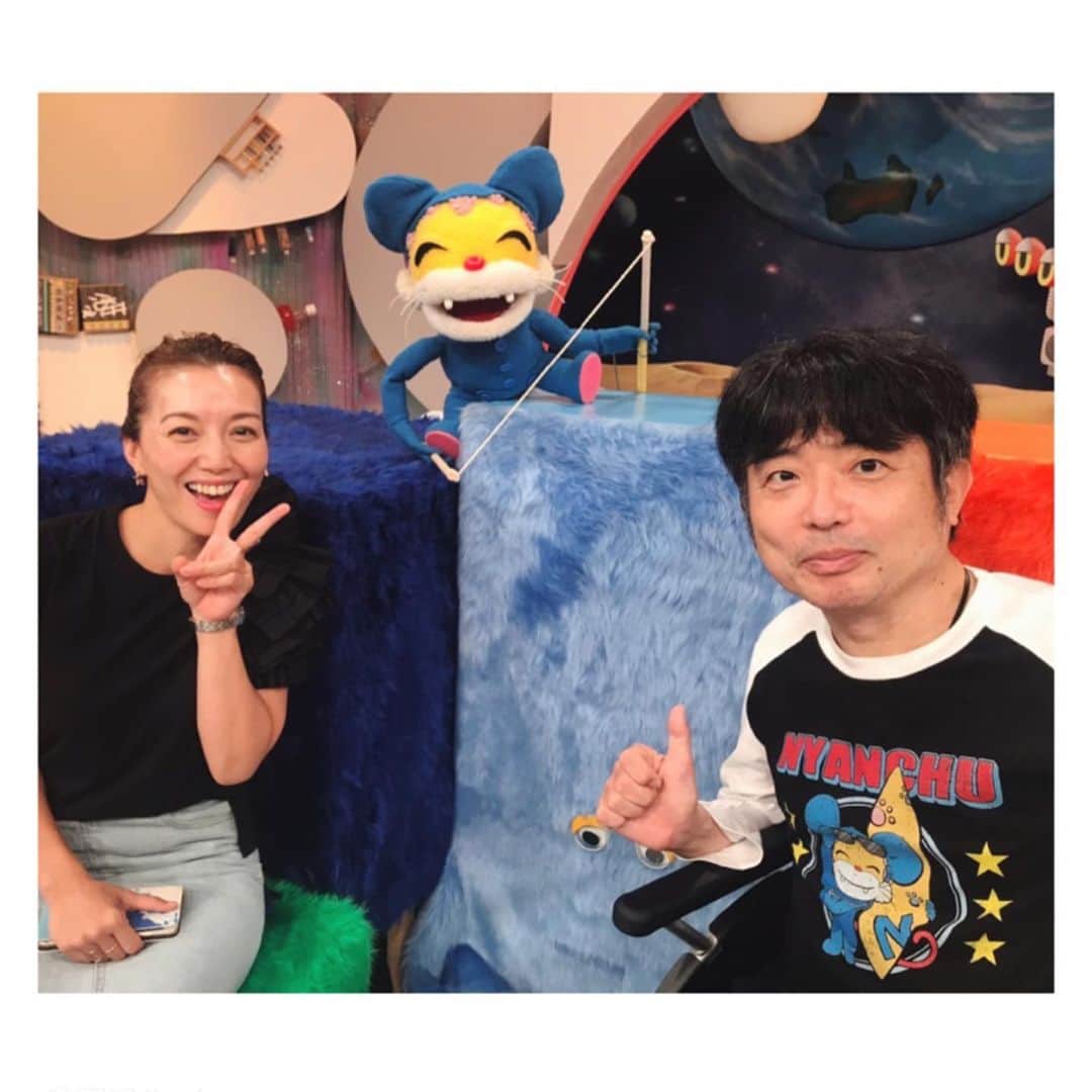 笹峯愛のインスタグラム：「NHKのeテレで人気キャラクターのニャンちゅう。  その声を担当している教生さん。  私のハチャメチャお姉さんを面白がって スタッフさんと共に たくさん支えてくださった方です←教生さんと、写真に写ってるスタッフさんがいたから本来ならNGの、伝説の卵かけご飯が生まれましたよ（笑）  現在、教生さんはALSと言う病と共に生活されています。  病気を公表して、丸2年。  写真は、公表後 スタジオにお邪魔した時のもの。  この頃、既に車椅子で 足はほぼ動かず 手も段々と衰えているとおっしゃっていました。  それでも 全然、変わっていない教生さんのエネルギーに たくさん笑って帰宅しました。  今、この時より病状は進んで 身体はほぼ動かなくなっているようです。  キーボードを打つのも口に割り箸咥えて打ってるとか。  しかし！なんと！！YouTubeチャンネル始めてる😂 https://youtu.be/t2lJv_yTQSQ  さすが教生さん！ アグレッシブ！！！  何よりも 声を出す筋力をキープされている事は、凄い事。  会いに行った時も 「声が出るからね、有り難いよ〜」 とおっしゃっていたけど その為の努力はきっと想像以上だろうし これまでの鍛錬含めた教生さんの賜物ですわ。  そんなご自身の状況から対応までを Frau webでずっと連載されています。  ALSについては勿論 福祉の現状、介護についても勉強になります。  高齢化大国日本ですから 介護する側もされる側も、明日は我が身。  読めば読むほど 他人事じゃないと感じる今日この頃です。  そして生々しい現状を綴られる 教生さんのパワーに驚かされます。  Frau web 本文より↓ 『ALSに罹患して2年、動くのは首から上と指だけになりました。歩けません、なにも持てません、手も上げられません。でも表情豊かに喋っています、出来る事をやっています。「気管切開」や「胃瘻造設」や「人工呼吸器装着」はどうしようかなぁ～と思っています。 （中略） ALS罹患者として3年目を迎えます。思ったよりも2年で病状は進みました。ここからがALS罹患者・津久井教生のALSと生きるの実況になっていくのだと思います』  是非御一読を、お薦めします https://gendai.ismedia.jp/list/author/kyoseitsukui  #日々 #早い  #NHK #教育 #eテレ #ニャンちゅう #津久井教生 #ASL #Frau #連載中 #4代目 #お姉さん でした #遠い #昔」