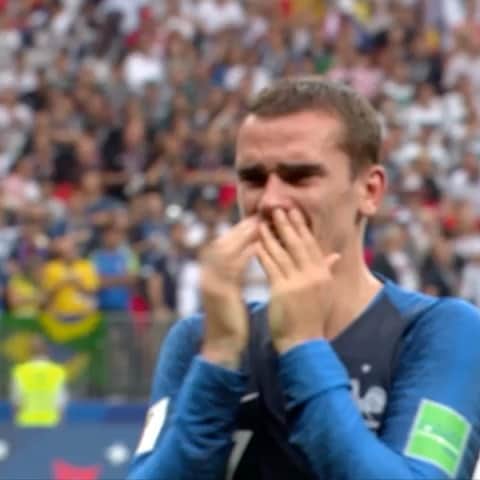 ウスマン・デンベレのインスタグラム：「#Generation2018  Notre victoire et les émotions partagées lors de la Coupe du Monde 2018 représentent plus que 2 étoiles.  Nos différences, la force du collectif et l’enthousiasme de ce groupe, c’est ce qui a guidé la création de Génération 2018 : une plateforme à travers laquelle nous allons soutenir collectivement des causes en faveur de la diversité, de l’unité et d’une société plus durable.  Ensemble, on est plus forts. Sur le terrain et au quotidien. ⭐⭐ 🇫🇷」