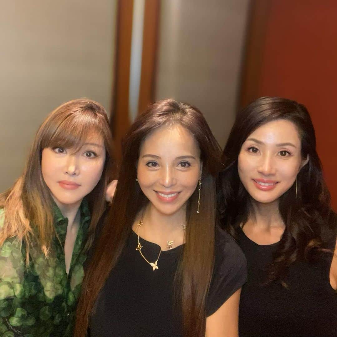 麻美さんのインスタグラム写真 - (麻美Instagram)「前回は富麗華💓 今回は中国飯店市ヶ谷 ． すっかりハマる中華💓 ． 美味しくて💓楽しくて💓 本当に楽しい時間だった🥰 ． サリさんなっちゃん ありがとう😊😊😊 ． #グルメ #ランチ #delicious  #lunch #funtimes  #enjoy」10月4日 19時38分 - mami0s