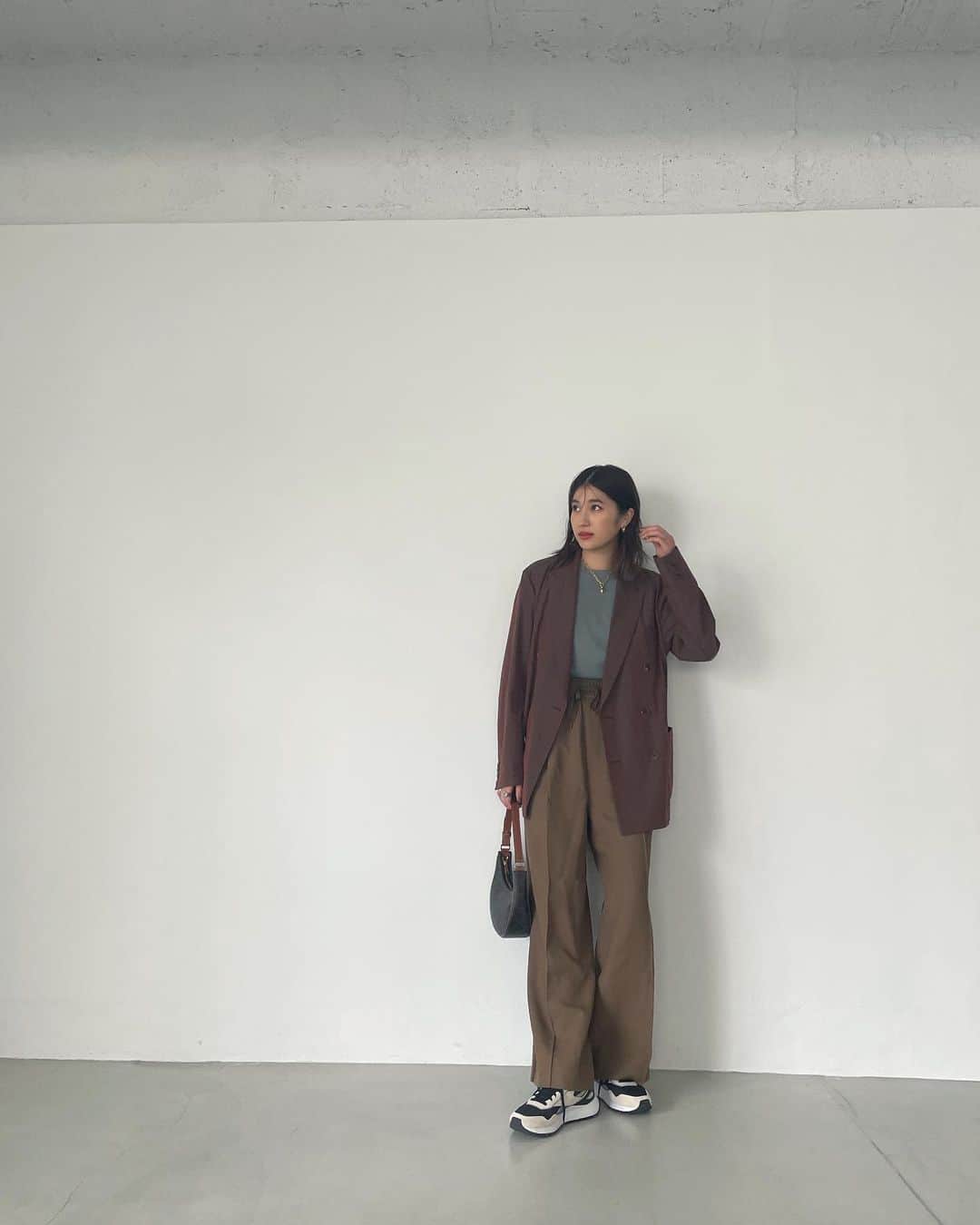 有末麻祐子さんのインスタグラム写真 - (有末麻祐子Instagram)「@bacca_jp の薄手のジャケットは この時期使いやすいのよね。 ジャケットをかっちり着るのも好きだけどこの日はスニーカーでくずしてカジュアルダウンさせました👟 スニーカーは @reebokjp ですよん」10月4日 19時59分 - mayukoarisue