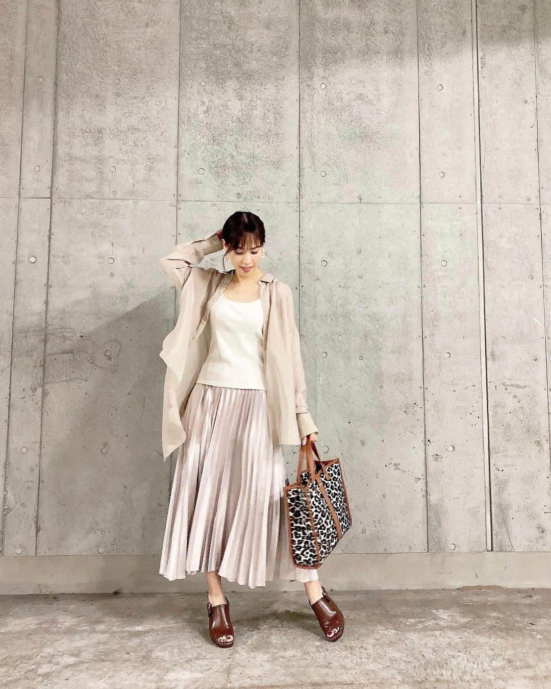 鷲見玲奈さんのインスタグラム写真 - (鷲見玲奈Instagram)「. いつかの私服✨ 着回し載せようかなーと思って撮ってあったんだけど、そのまま放置してたやつです。笑  #秋服コーデ #私服 #ワントーンコーデ #シャツコーデ #プリーツスカート #TONAL #ZARA #ZARAコーデ」10月4日 19時53分 - sumi__reina