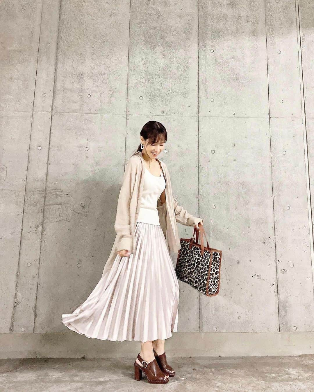 鷲見玲奈さんのインスタグラム写真 - (鷲見玲奈Instagram)「. いつかの私服✨ 着回し載せようかなーと思って撮ってあったんだけど、そのまま放置してたやつです。笑  #秋服コーデ #私服 #ワントーンコーデ #シャツコーデ #プリーツスカート #TONAL #ZARA #ZARAコーデ」10月4日 19時53分 - sumi__reina