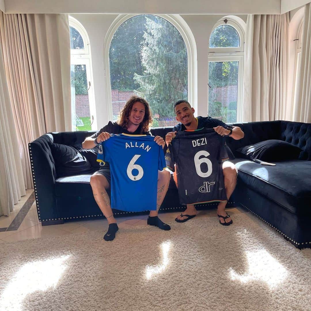 ヤコポ・デジのインスタグラム：「Sempre juntos @allanmarques91 💪🏻❤️ #friends #england」