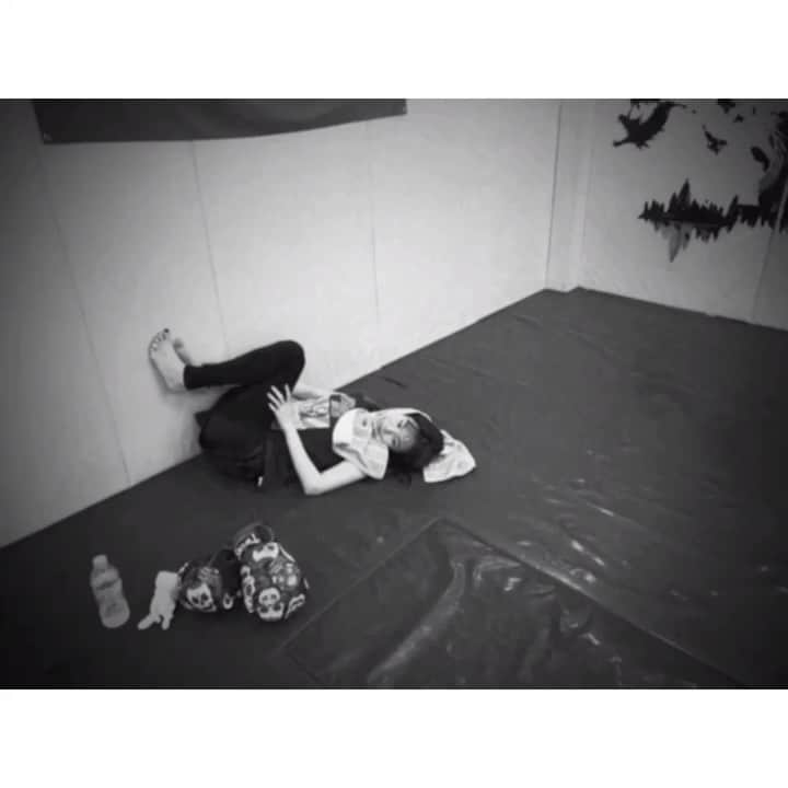 野村麻純のインスタグラム：「⁡ ⁡ 全てのトレーニングを終えて 魂だけが先に家に帰ろうとしていました。 ⁡ ⁡ #キックボクシング #放心状態 #毎回こんな感じ #肉体を置いて帰るな #がんばれ #野村麻純」