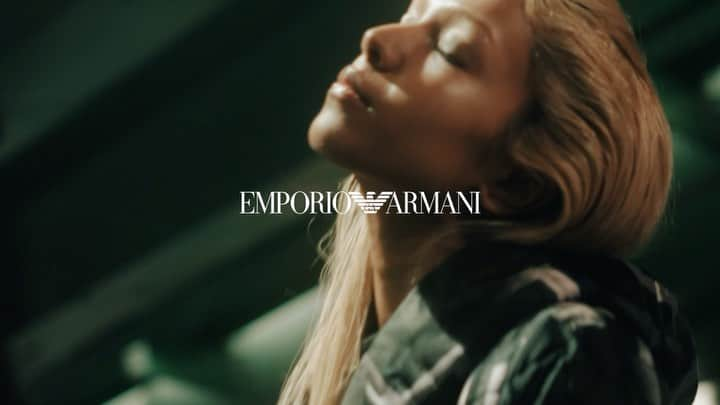 シャララジマのインスタグラム：「アルマーニの40周年のキャンペーンムービーに出演しています☪️  Thank you  @emporioarmani FIlm Director: @yu.kari7 #THEWAYWEARE #EAsince1981 #EmporioArmani」