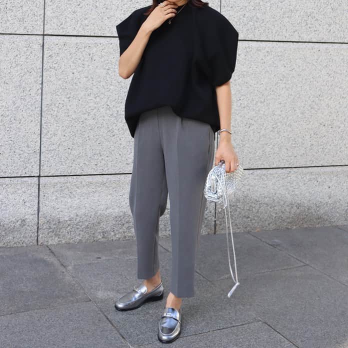 urakoのインスタグラム：「. 肌触りも良くて スウェットのような着心地のニット🧶 . お袖も特徴的♡ 肩の切替位置も肩幅スッキリみえます🤍 . . #MACHATT #bottegaveneta  #hermes」