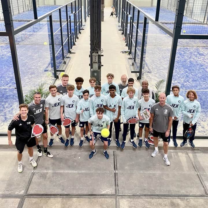 ロビン・ファン・ペルシのインスタグラム：「A day well spent on Saturday with the @Feyenoord U16 Team playing Padel and Foot Volley 💫🔥👌🏻」