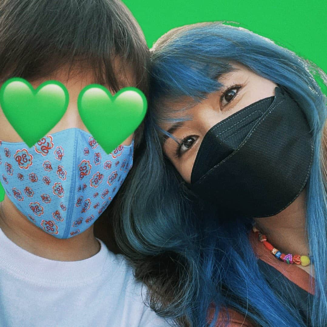 仲里依紗のインスタグラム：「8歳のお誕生日🎂おめでとう👶🏻🦎✨  首がすわって、寝返りして、ハイハイして、立てるようになって、歩けるようになって、ママって言ってくれるようになって、会話ができるようになって🥺❤️  それが、今じゃ英語の単語を私に教えてくれるようになりました😂笑 子供の成長って本当に早くてあっという間😭✨❤️ 感慨深いです🥺  トカゲくんはいつもみんなに優しくて、母はその優しさにたくさん救われているよ🦎🌼 ありがとう💚 これからも、見た目も中身もうるさいママだけどよろしくね🤟🏻🤣🌈 愛してるよ〜😘」